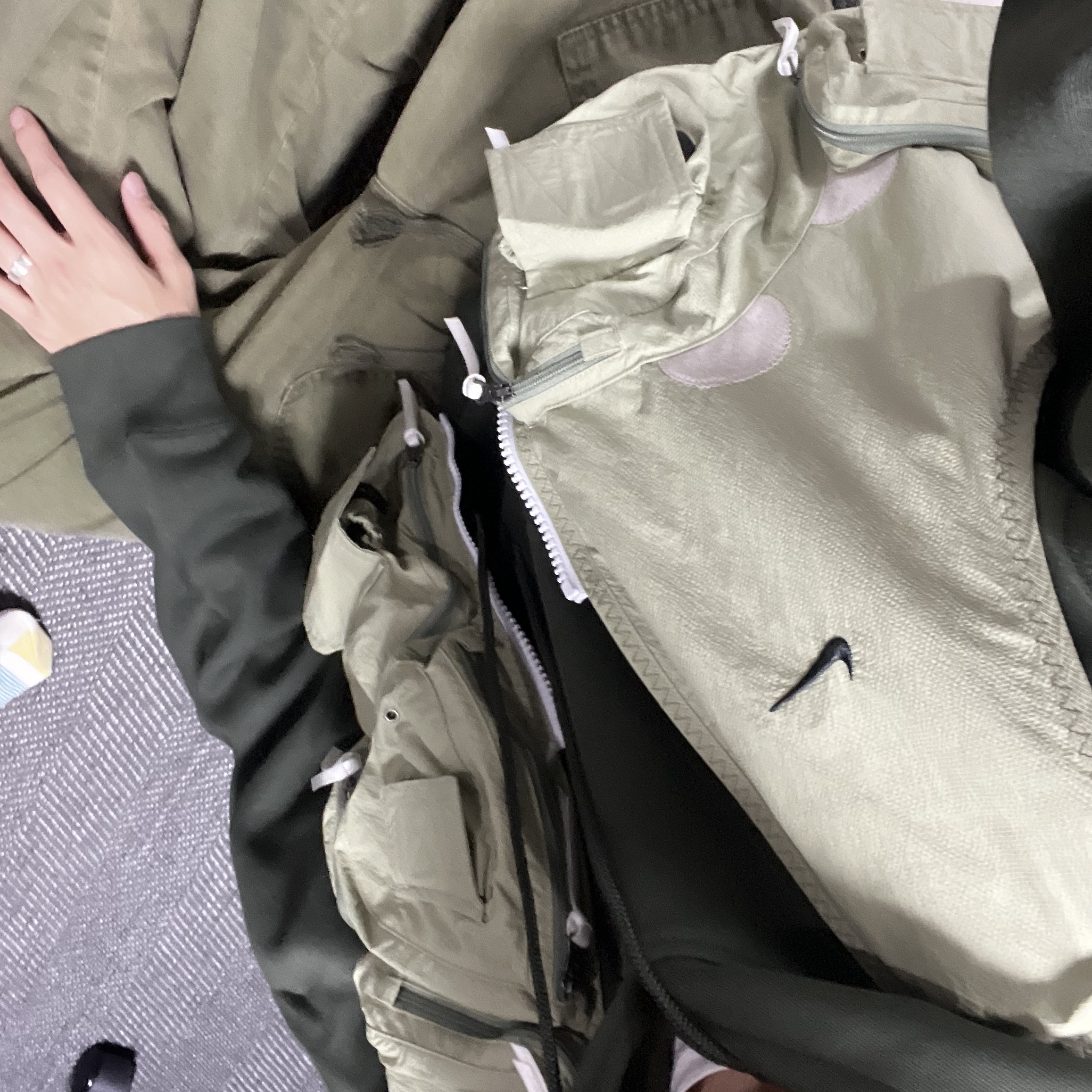 Nike NRG ISPA Utility Vest Medium Khaki, Nike x Billie Eilish NRG Fleece Hoodie Sequoia - Asia 착용 스타일 - 1