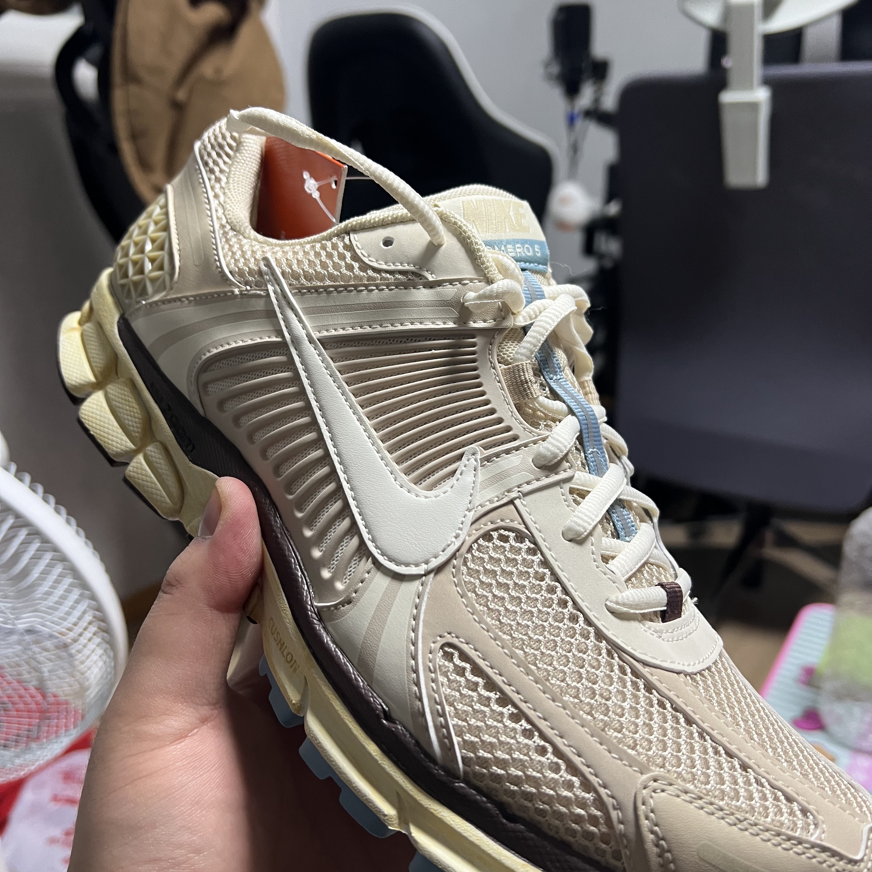 (W) Nike Zoom Vomero 5 Oatmeal 착용 스타일 - 2