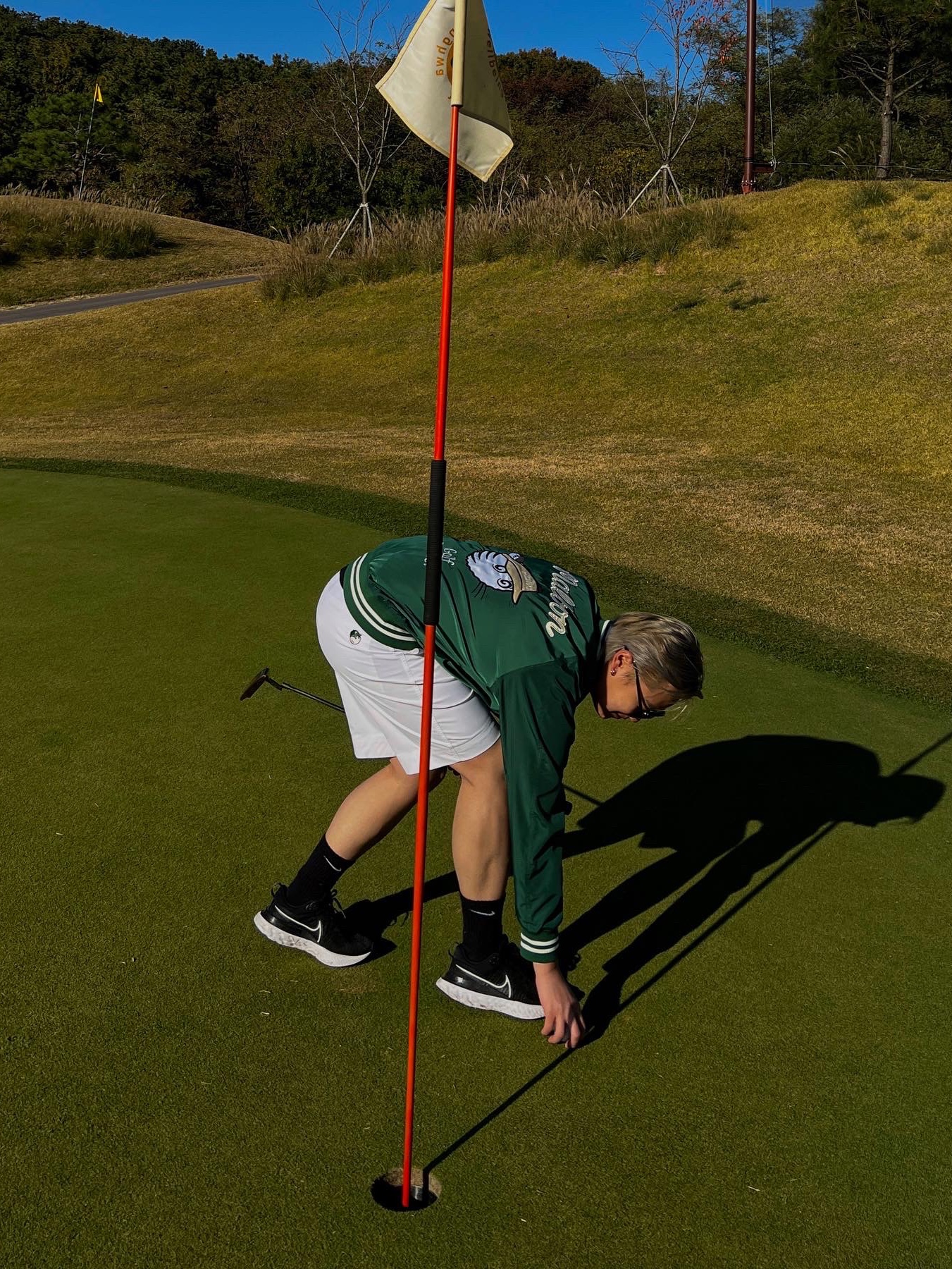 Malbon Golf Tiger Buckets Stadium Jacket Green, Malbon Golf x Nike Dri-Fit Hybrid Short White 착용 스타일 - 2