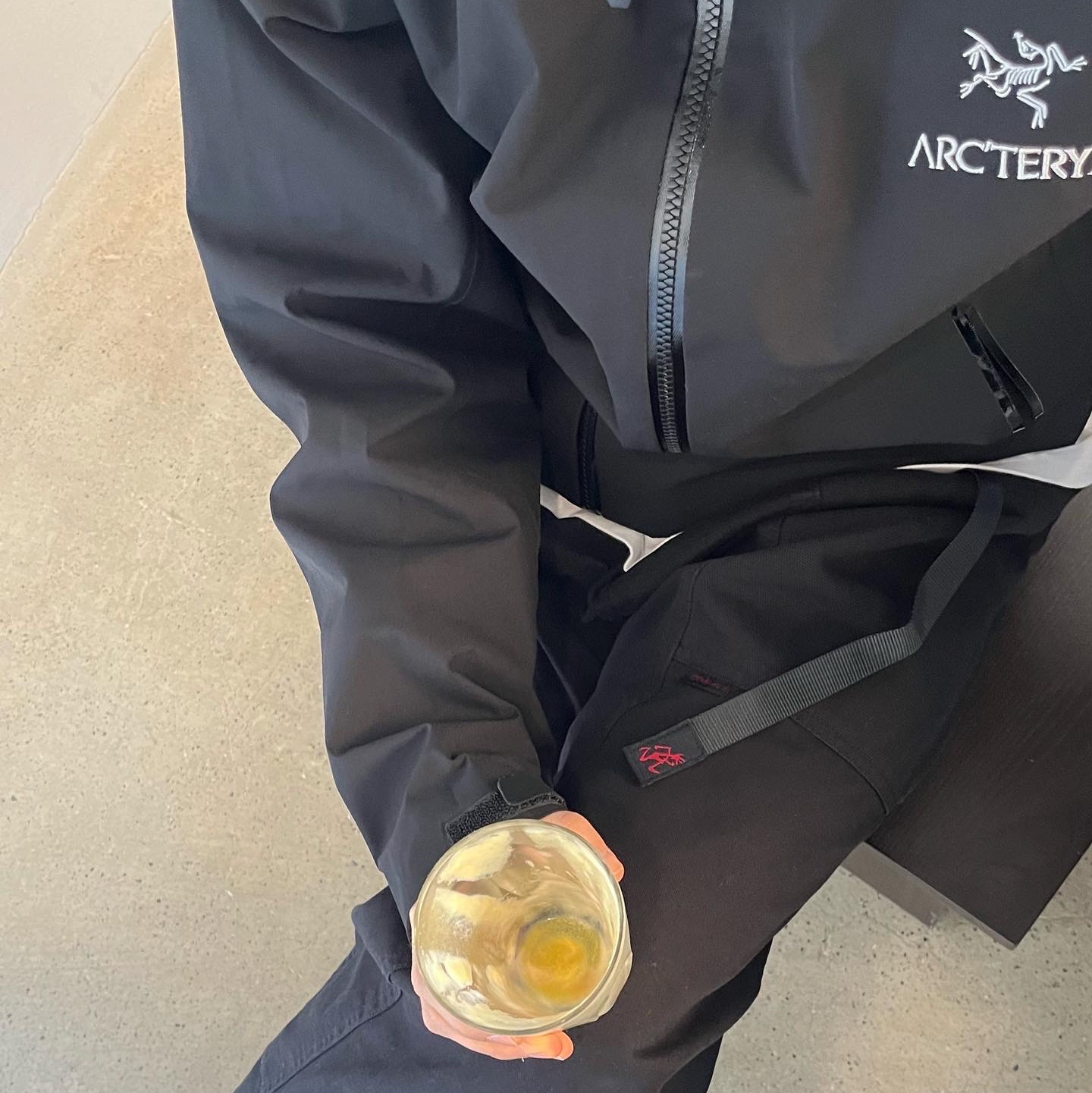 Arc'teryx Beta LT Jacket Black 착용 스타일 - 1