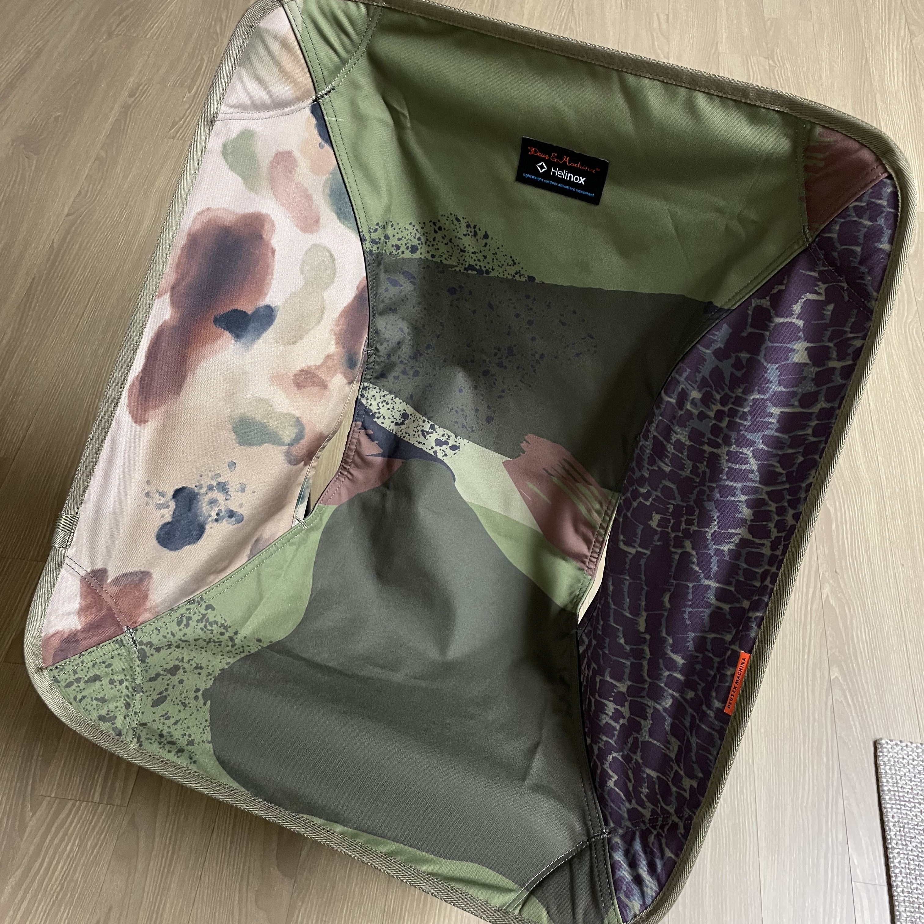 Helinox x Deus Ex Machina Tactical Chair Multi 착용 스타일 - 4