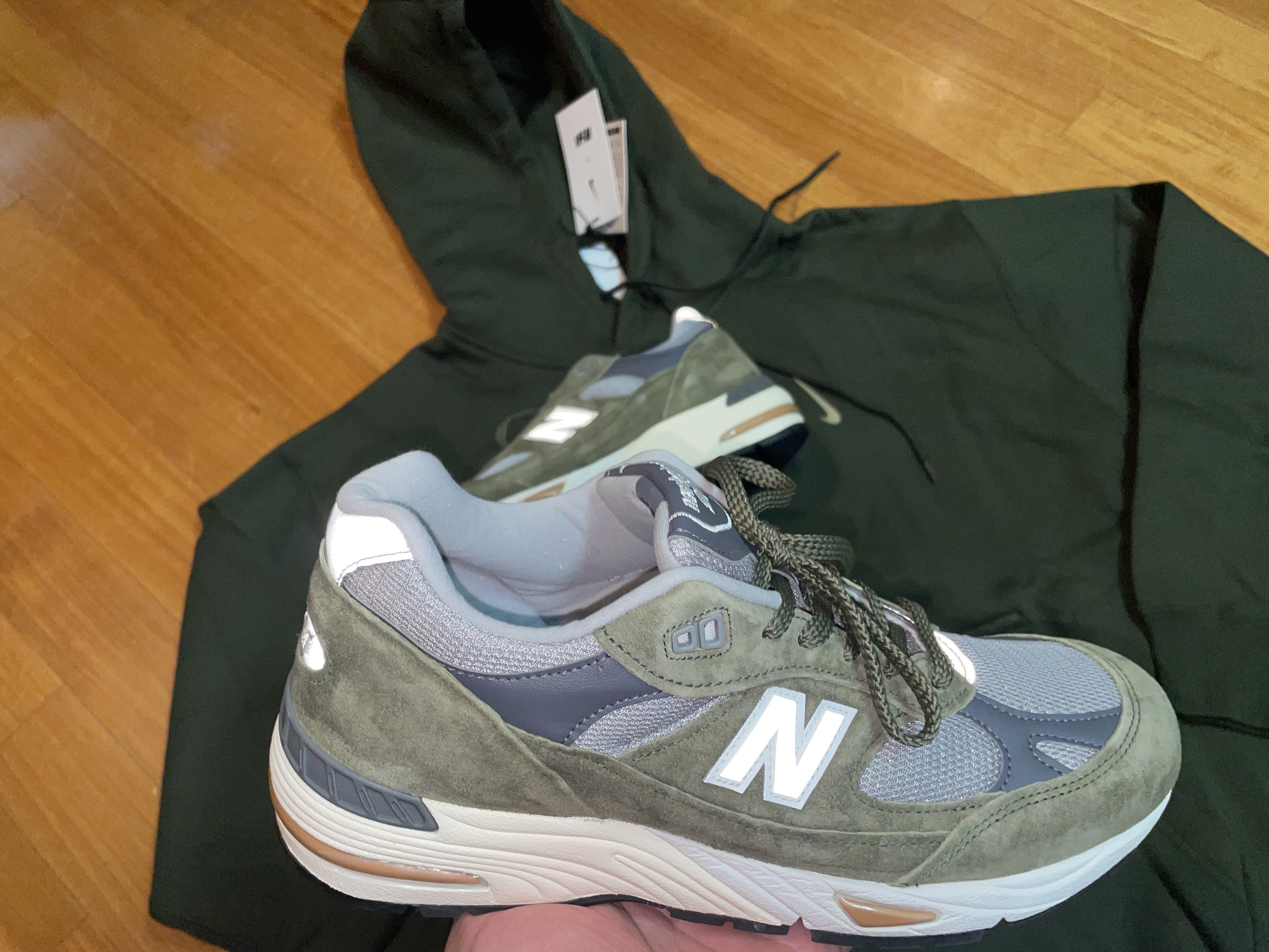 New Balance 991 Made in UK Green Grey, Nike x Billie Eilish NRG Fleece Hoodie Sequoia - Asia 착용 스타일 - 3