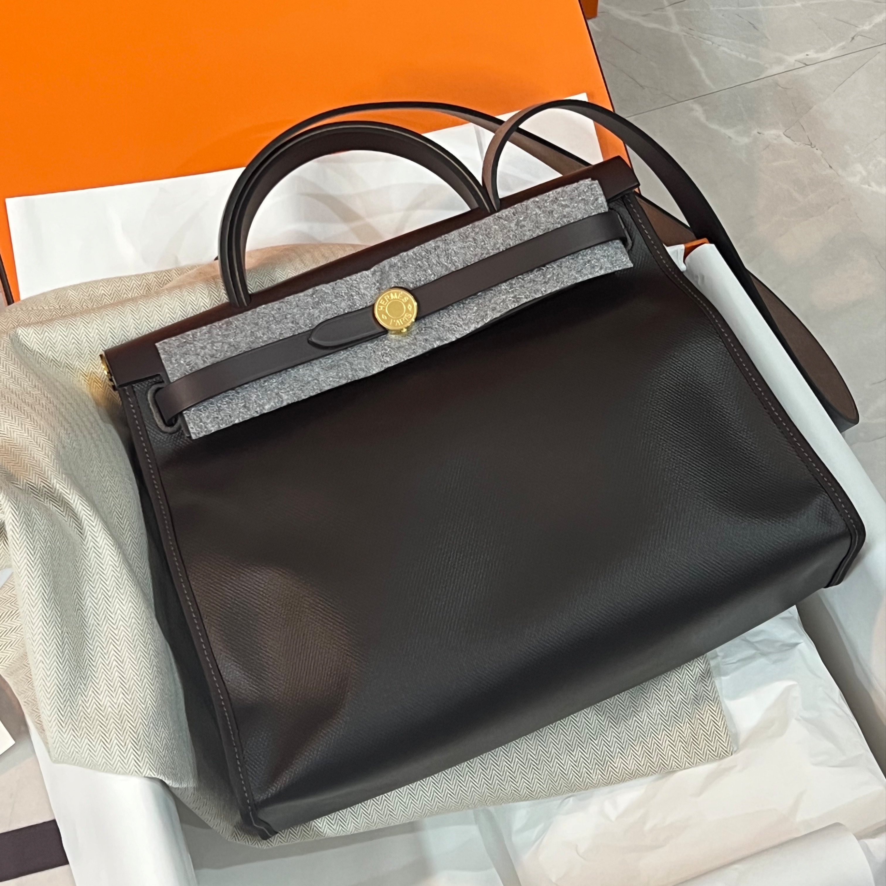 Hermes Herbag Zip 31 Bag Sellier H Berlin Canvas Hunter Cowhide & Gold Ebene Ecru Noir Ebene 착용 스타일