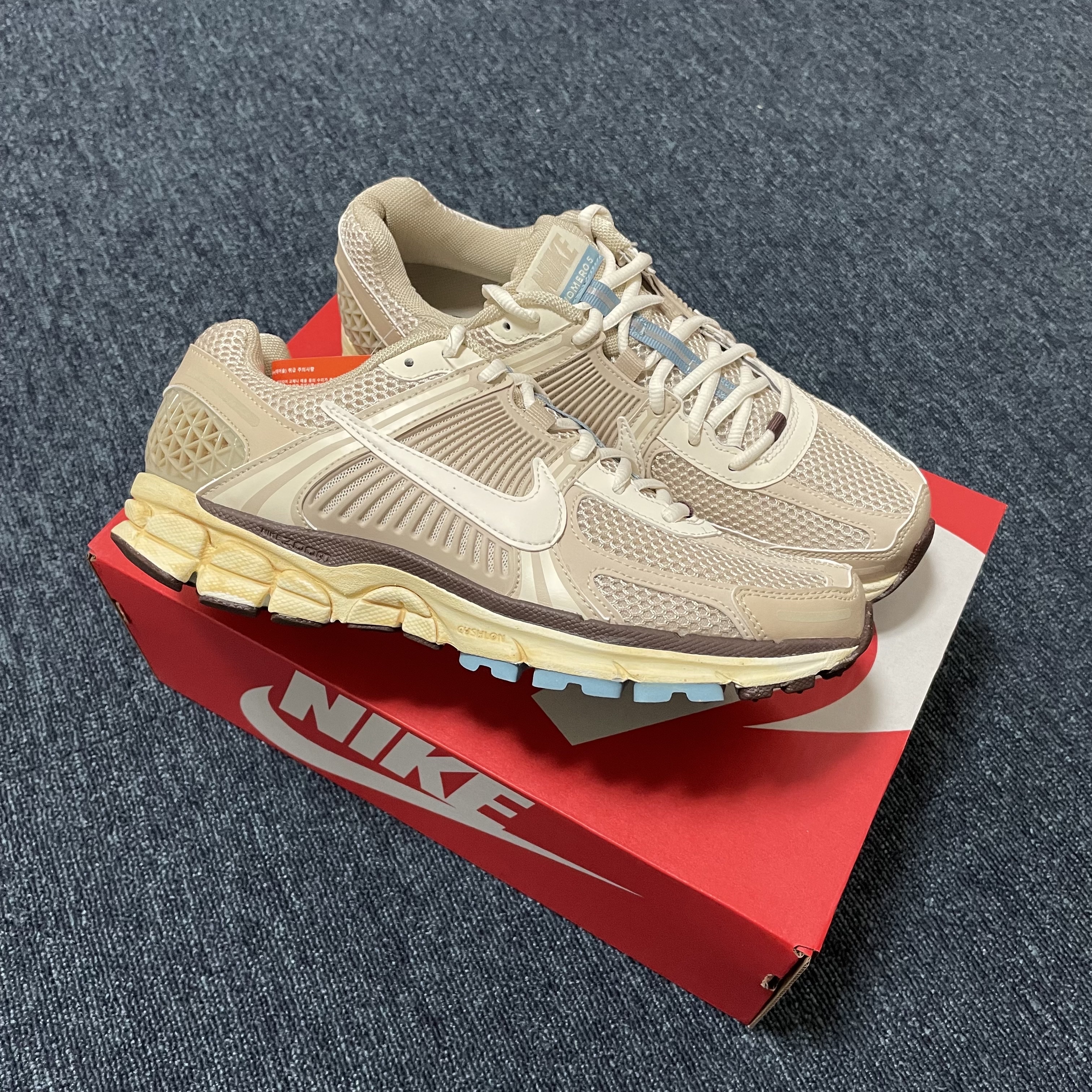 (W) Nike Zoom Vomero 5 Oatmeal 착용 스타일 - 2