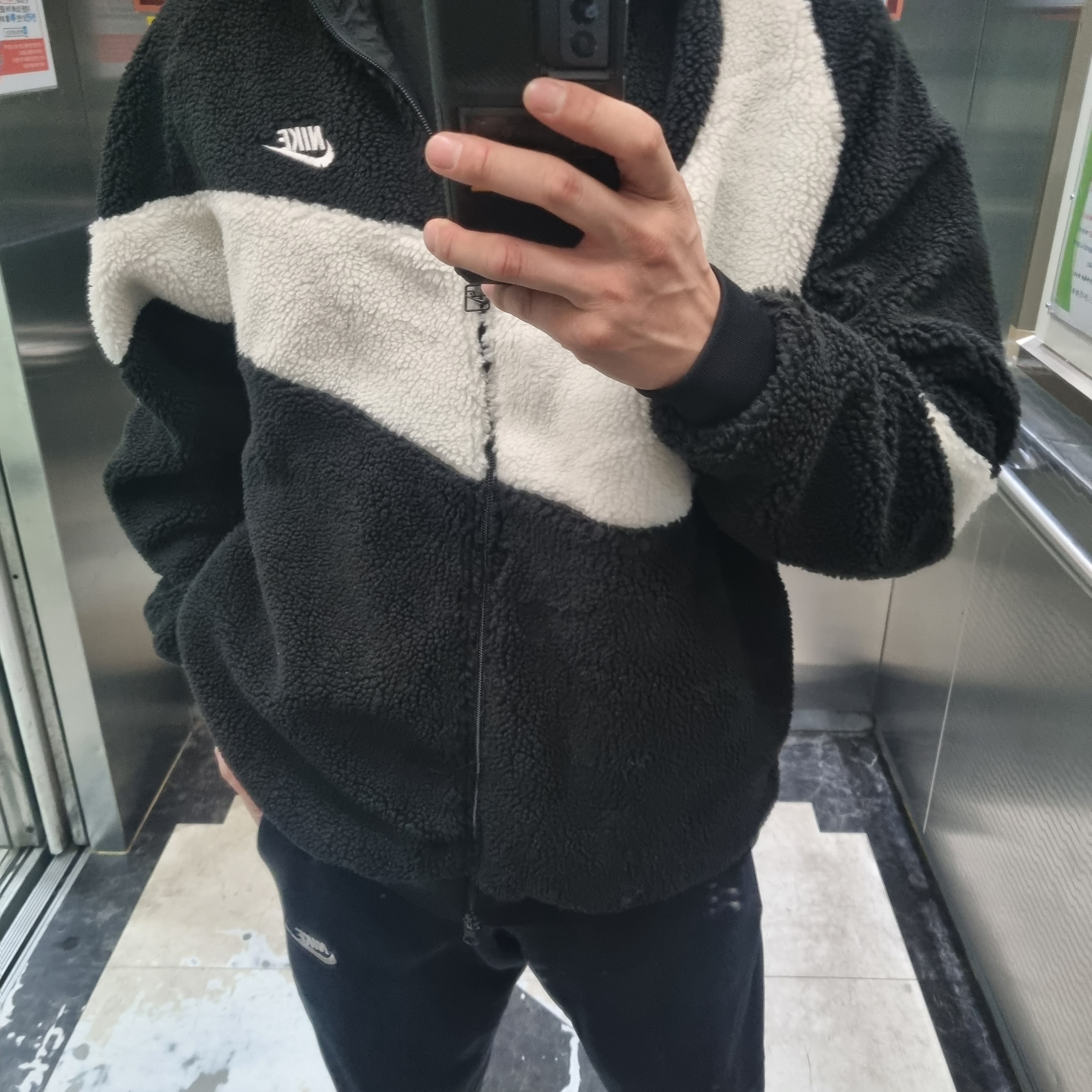 Nike Big Swoosh Full Zip Jacket Black Sail 착용 스타일