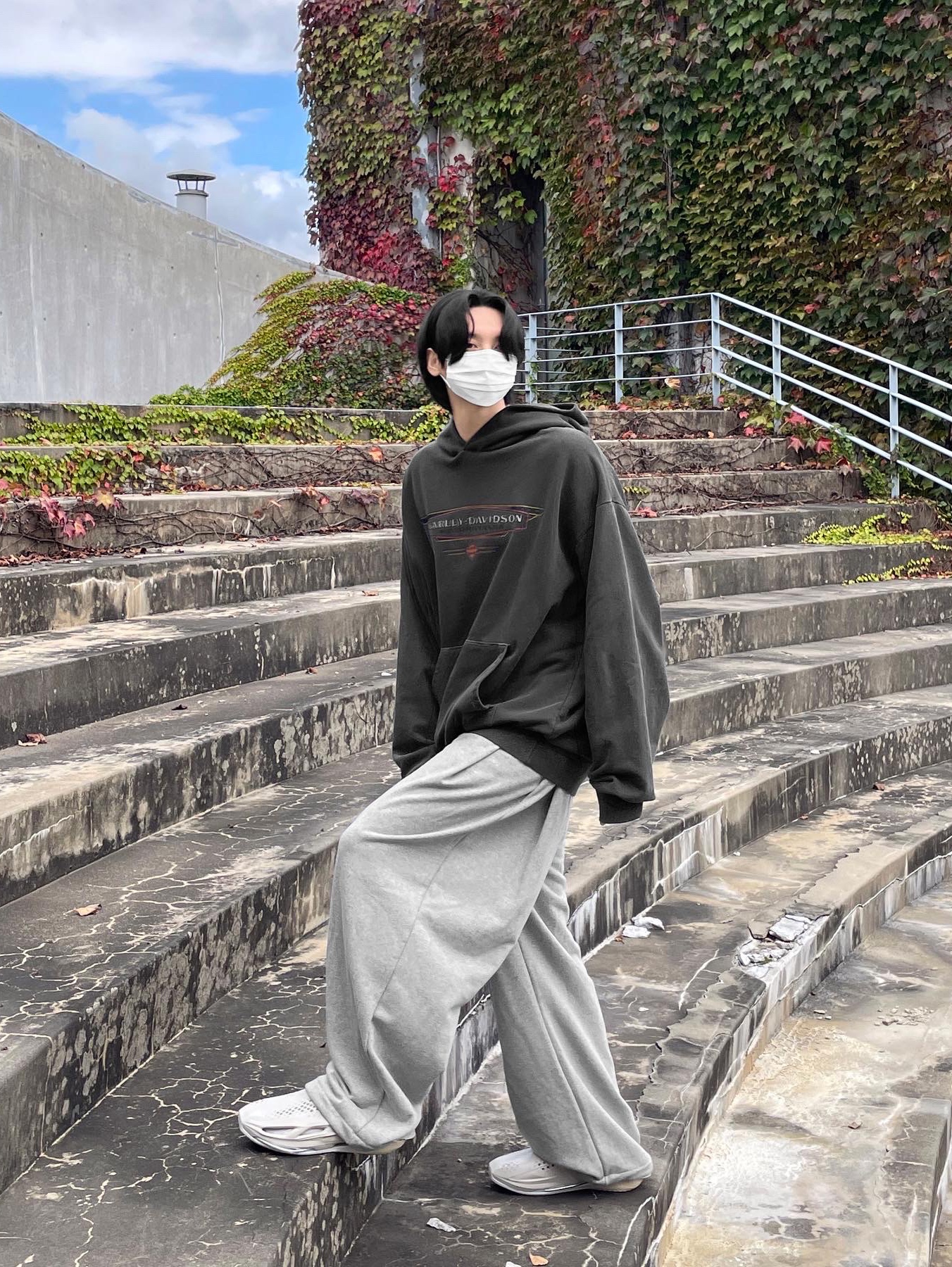 Nike x Matthew M Williams 005 Slide Light Bone and Chrome 착용 스타일 - 2