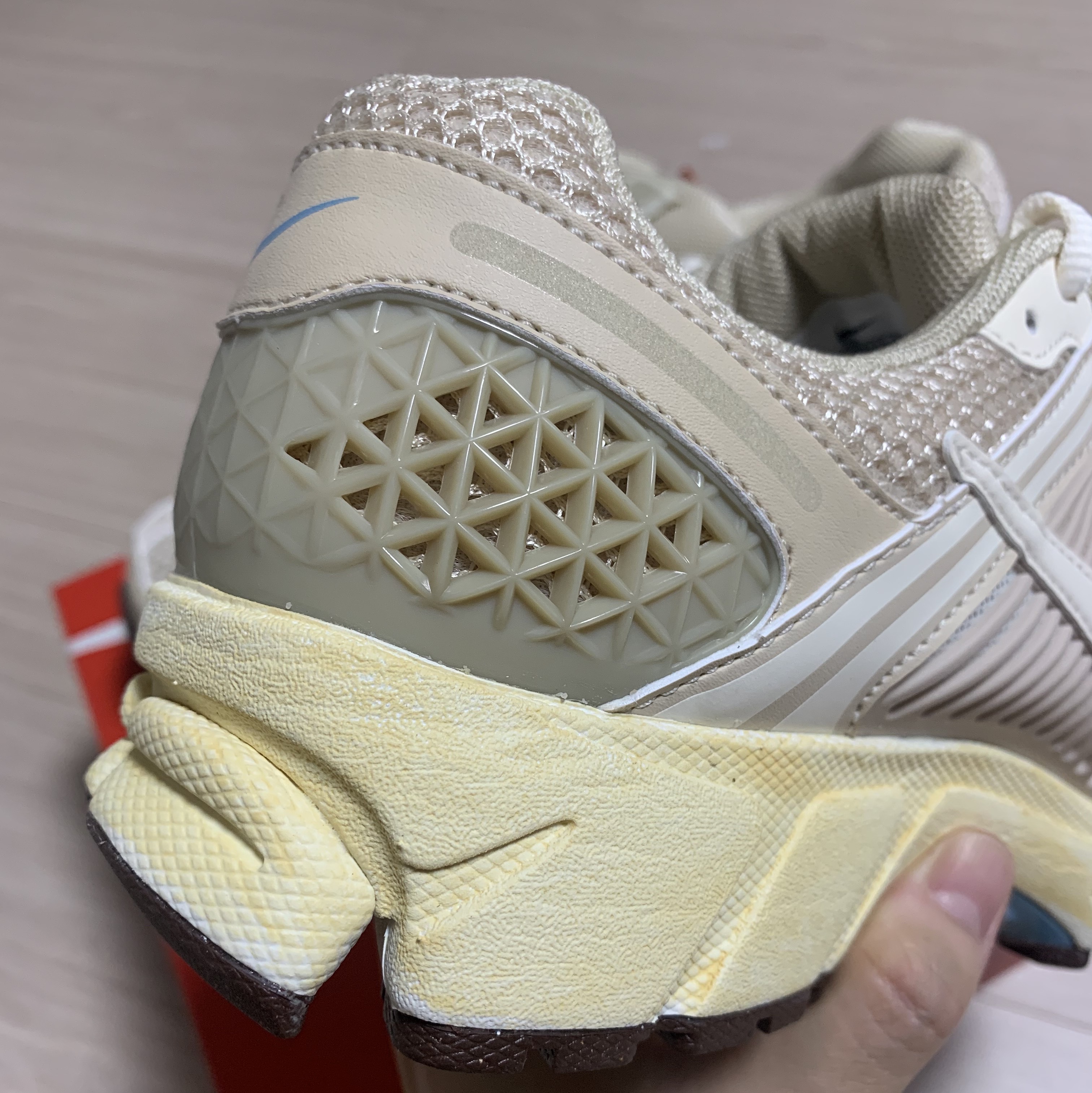 (W) Nike Zoom Vomero 5 Oatmeal 착용 스타일 - 3