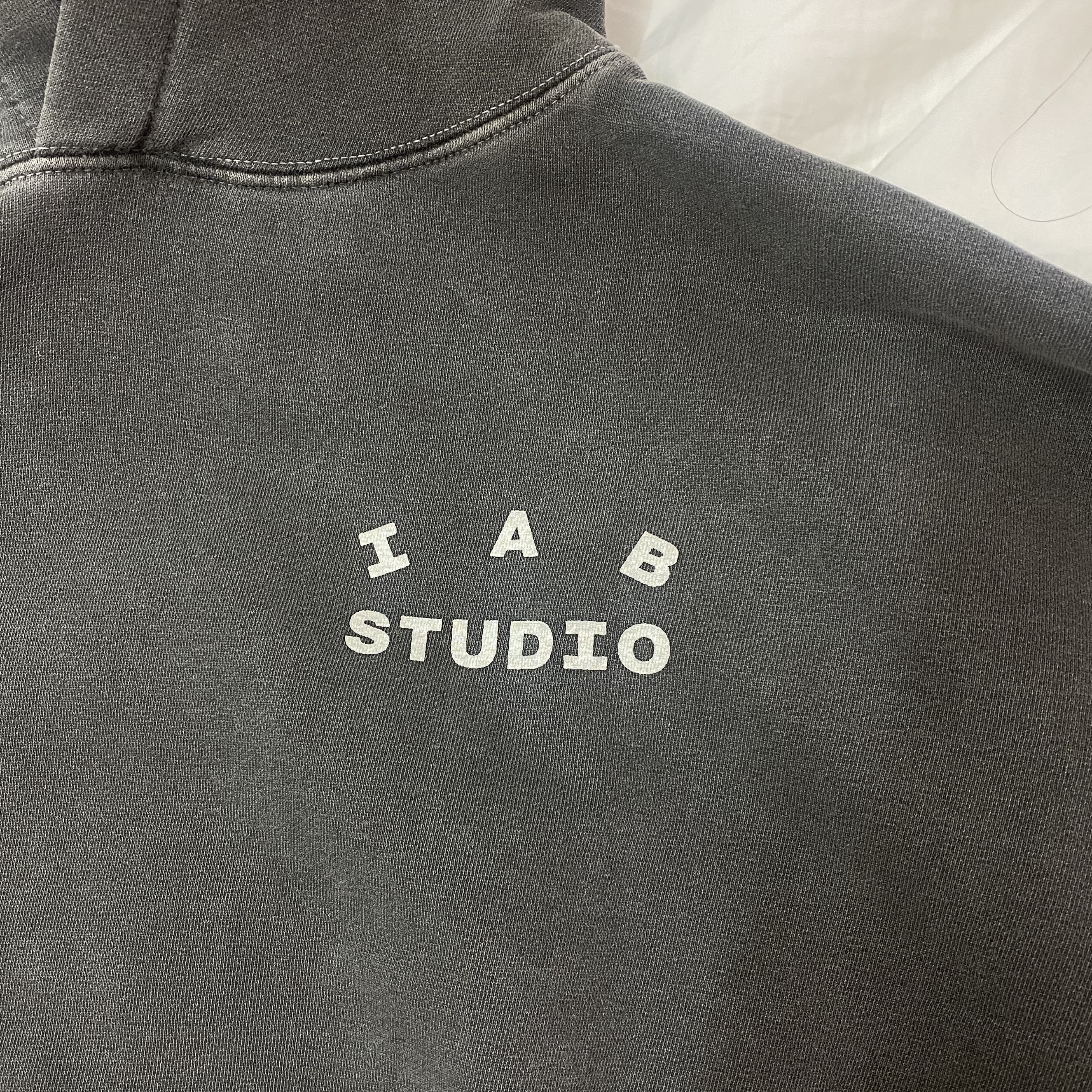 IAB Studio Pigment Hoodie & Sack Black 착용 스타일