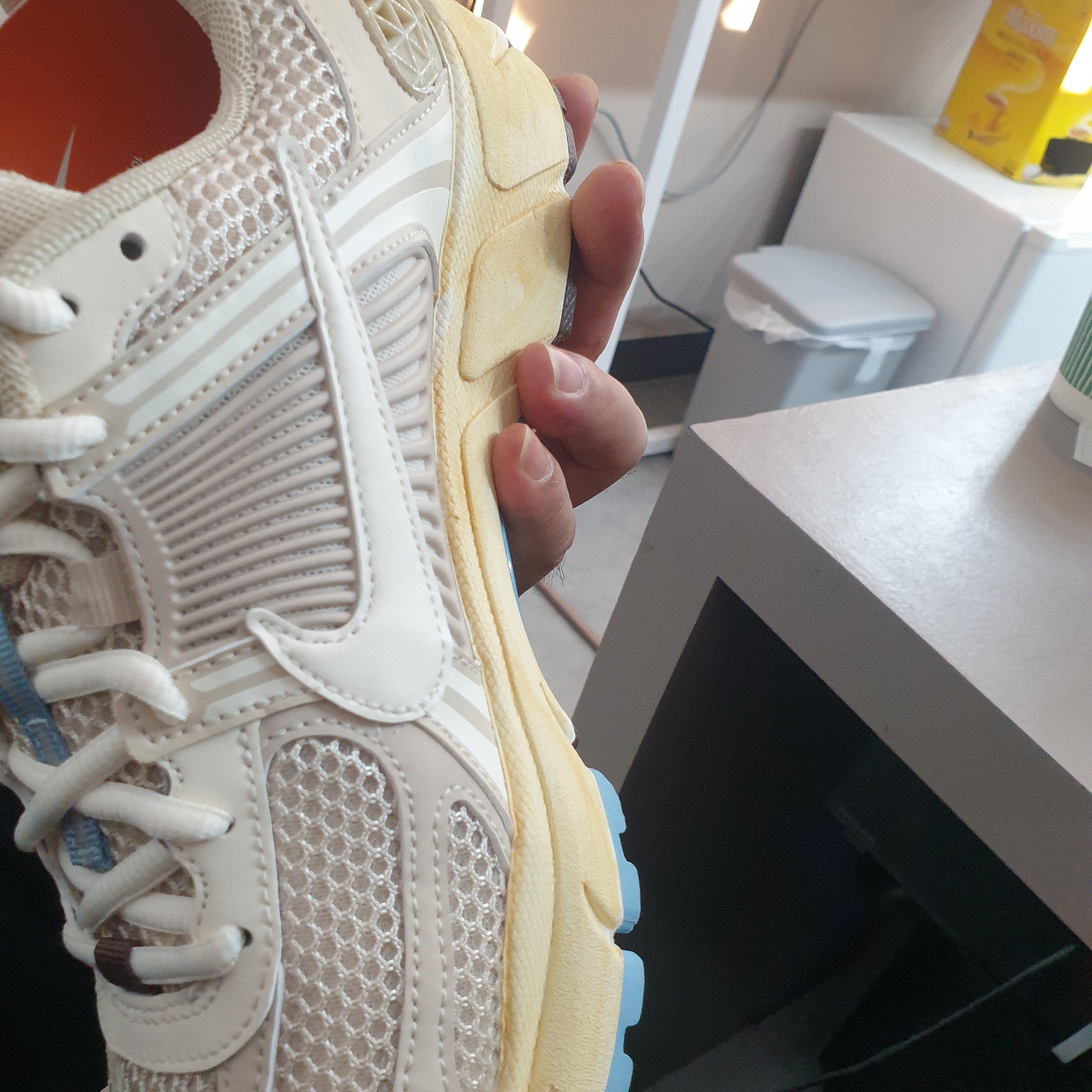(W) Nike Zoom Vomero 5 Oatmeal 착용 스타일 - 2