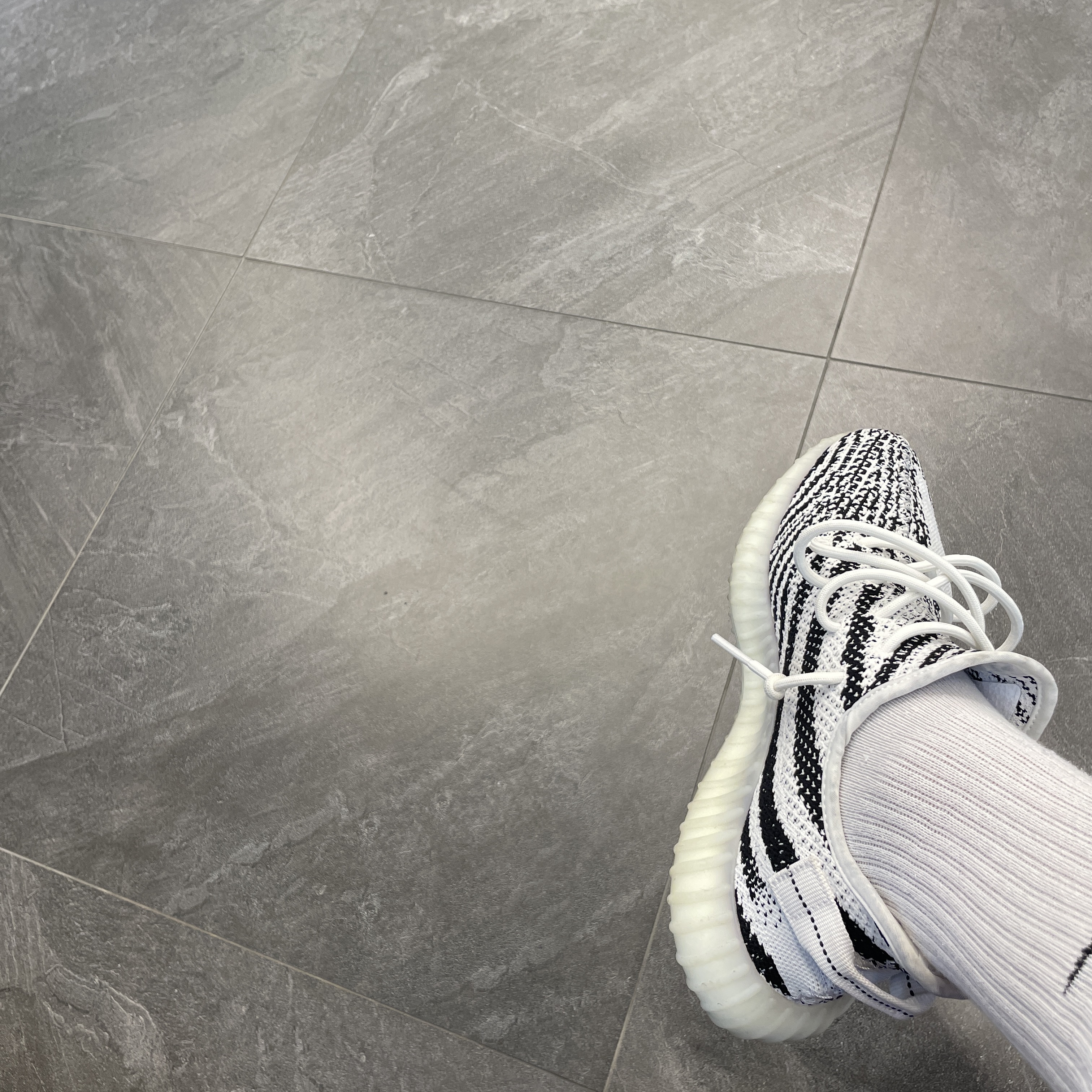 Adidas Yeezy Boost 350 V2 Zebra 2022/2023 착용 스타일