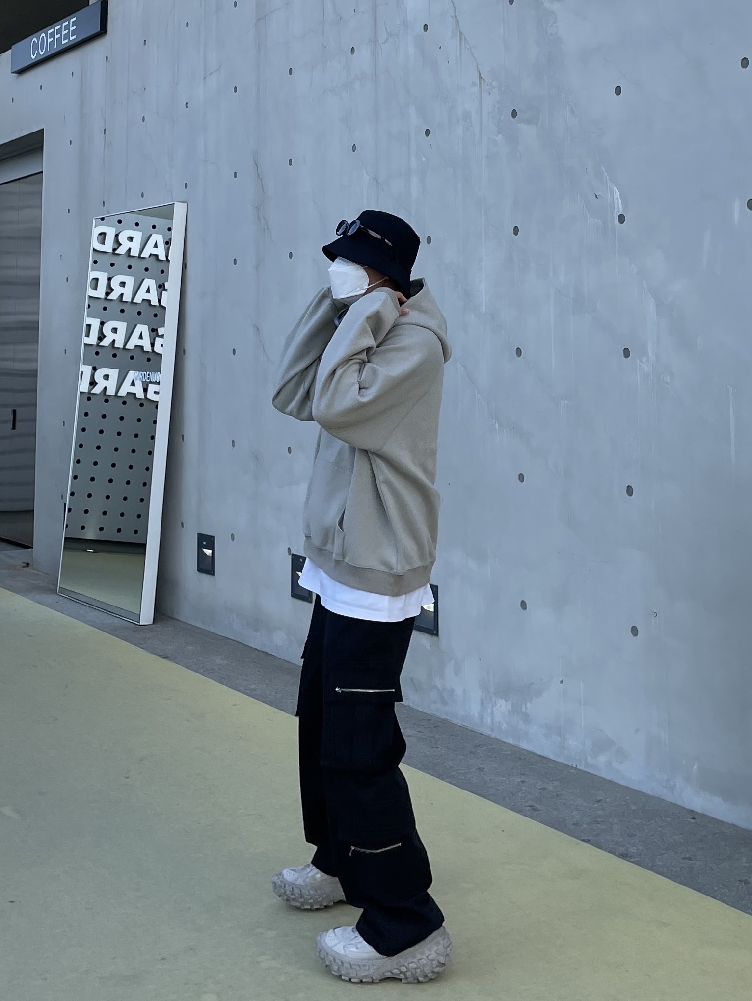 Balenciaga Defender Sneakers Beige 착용 스타일
