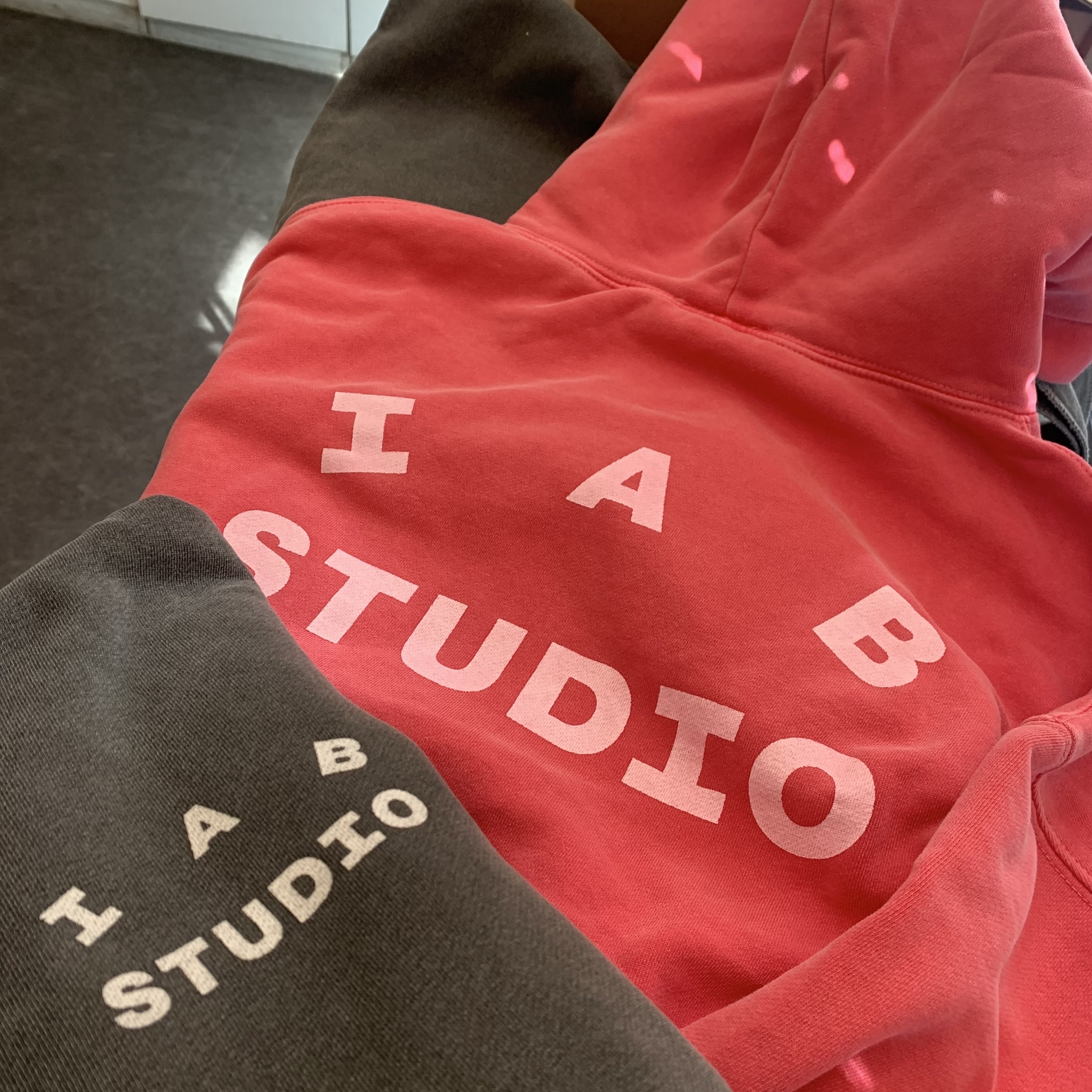 IAB Studio Pigment Hoodie & Sack Black, IAB Studio Pigment Hoodie & Sack Coral 착용 스타일