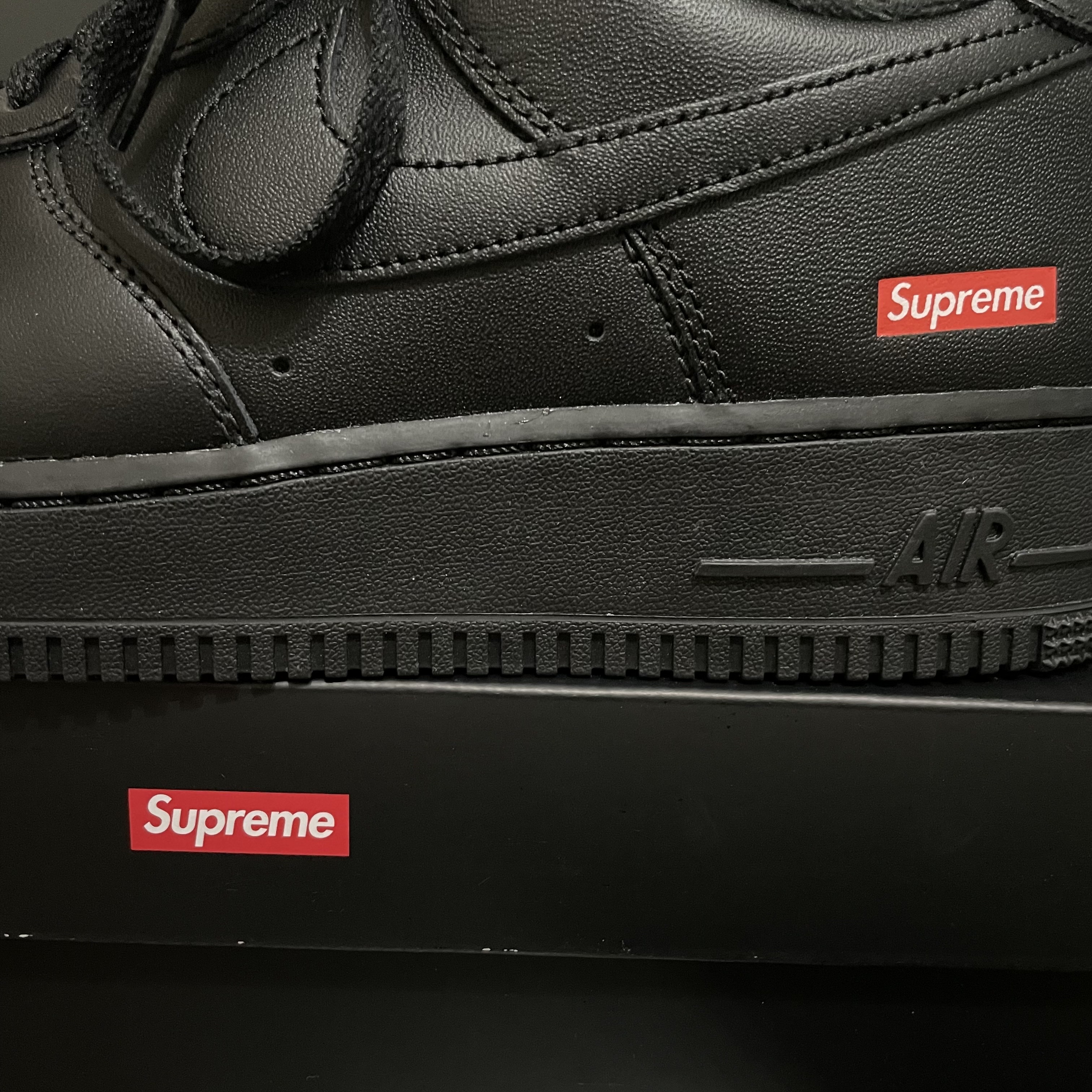 Nike x Supreme Air Force 1 Low Black 착용 스타일 - 3