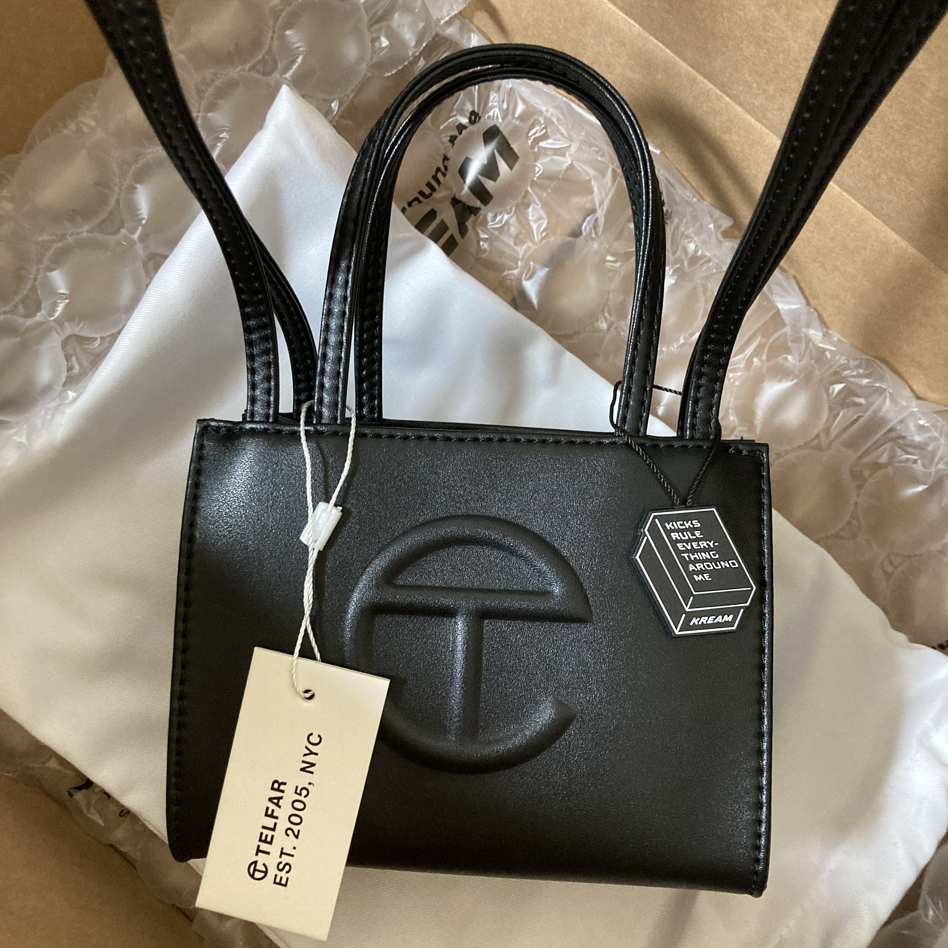 Telfar Small Shopping Bag Black 착용 스타일 - 1