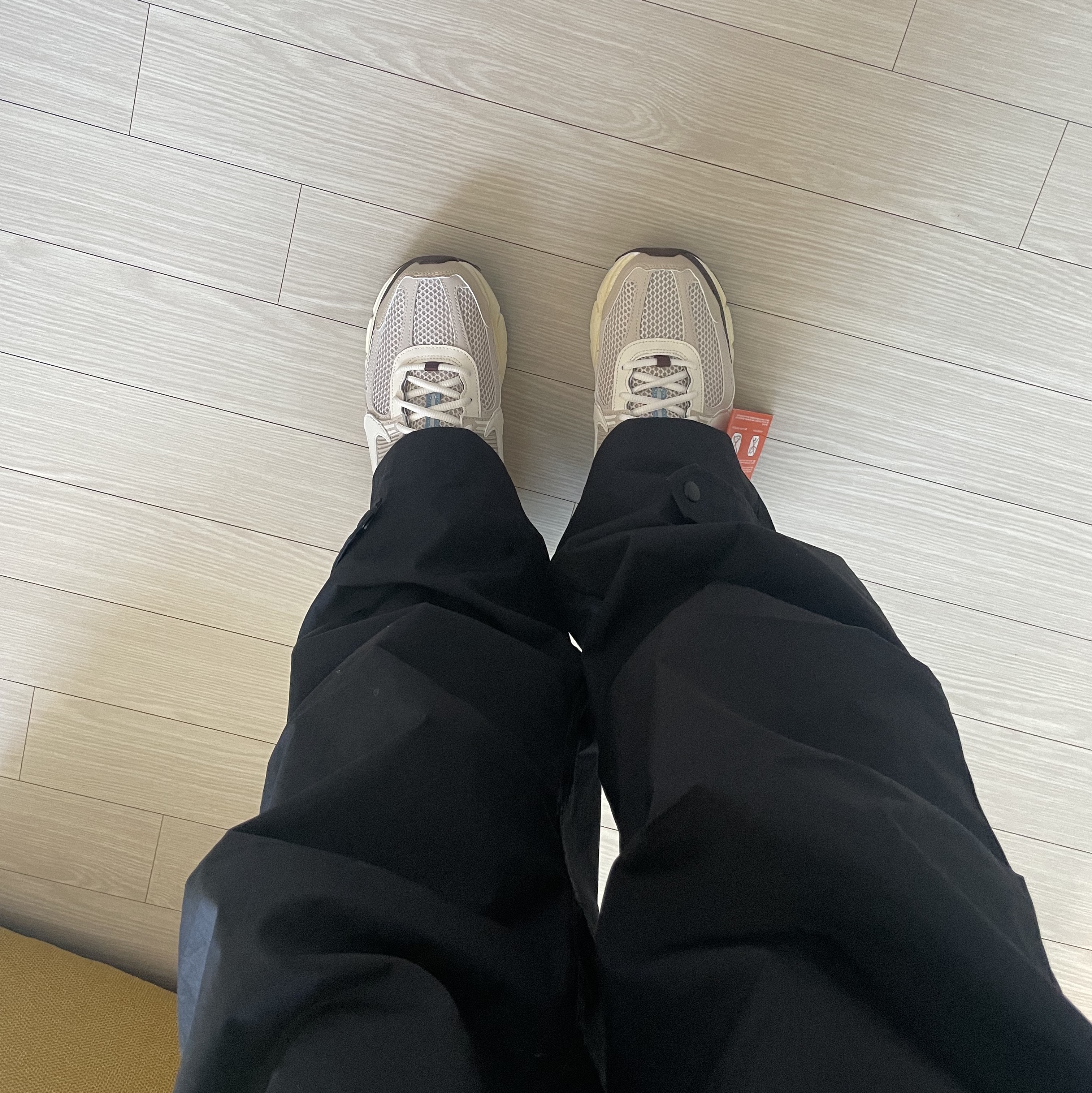 (W) Nike Zoom Vomero 5 Oatmeal 착용 스타일 - 3