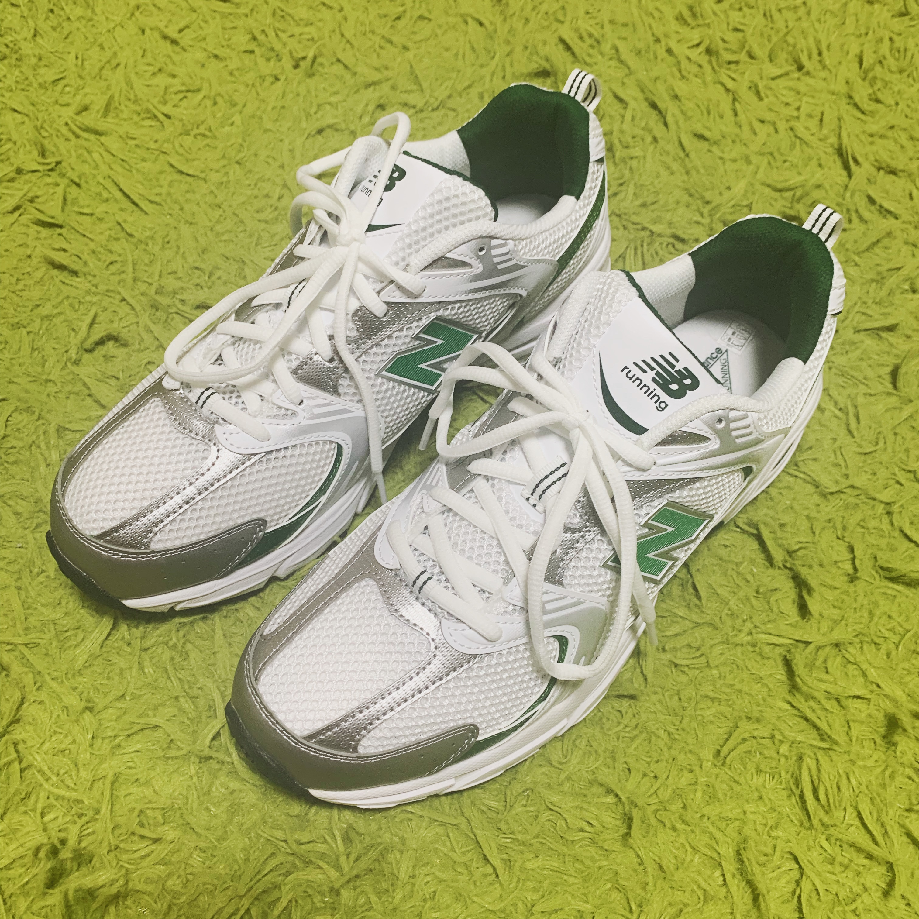 New Balance 530 White Nightwatch Green 착용 스타일 - 1