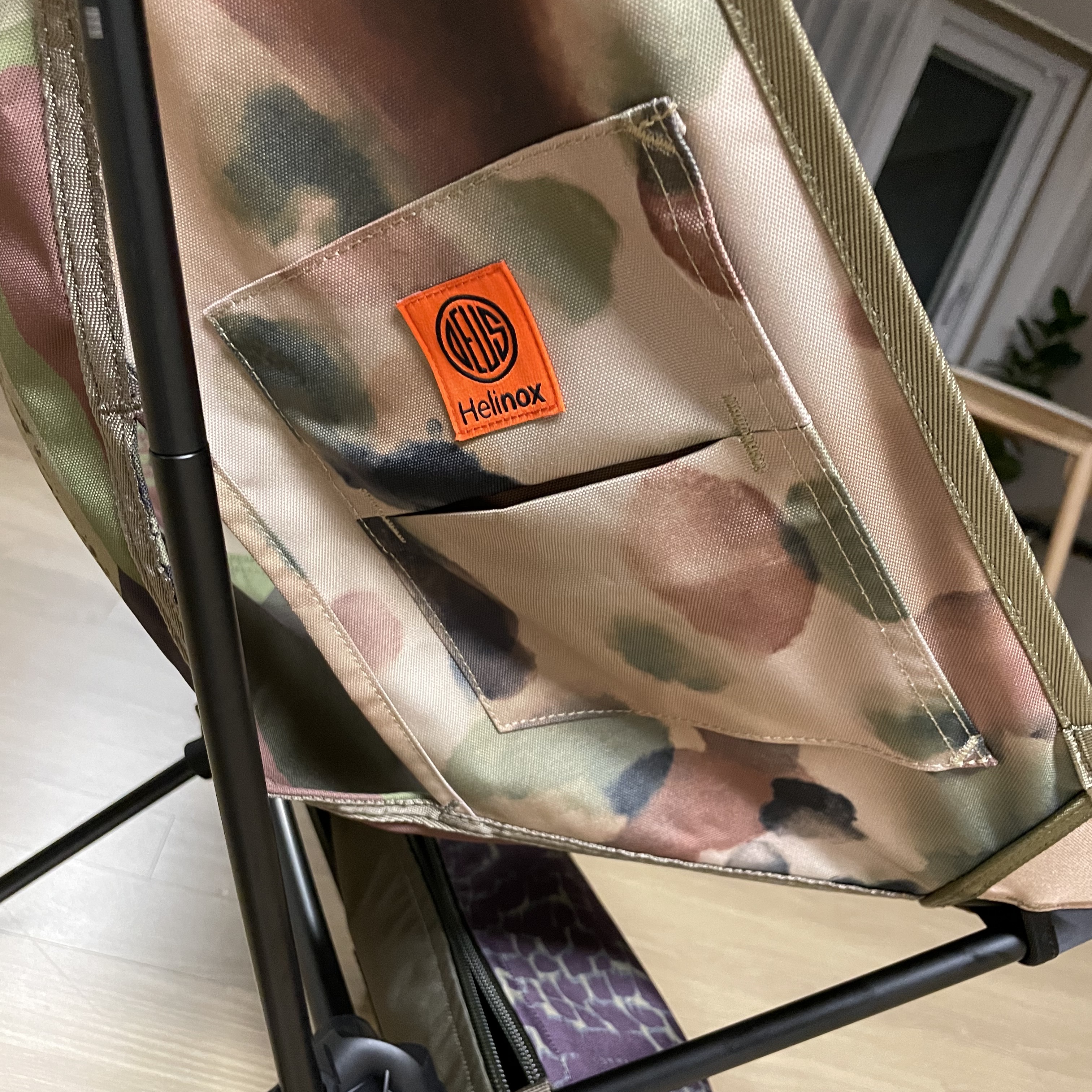 Helinox x Deus Ex Machina Tactical Chair Multi 착용 스타일 - 3