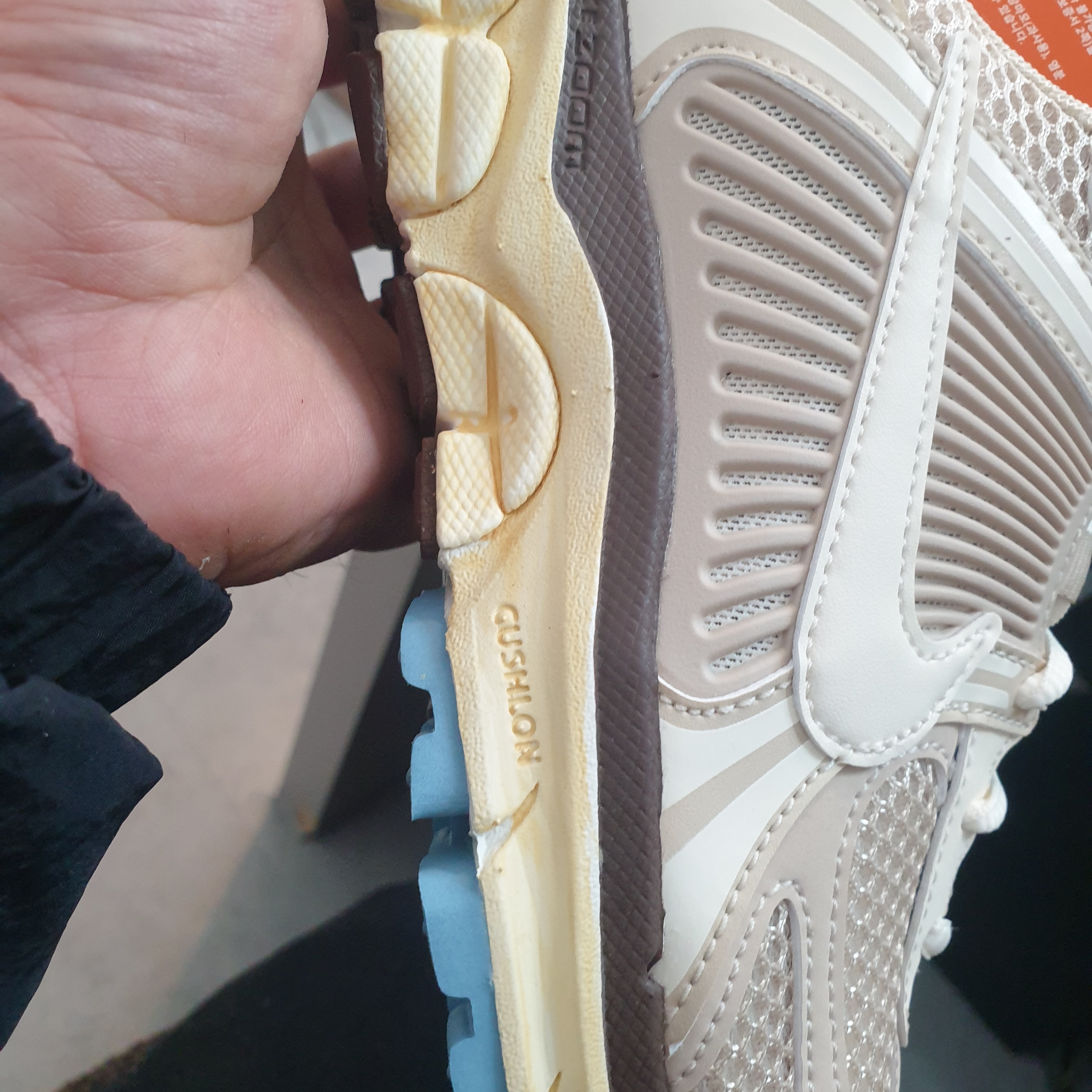 (W) Nike Zoom Vomero 5 Oatmeal 착용 스타일 - 1