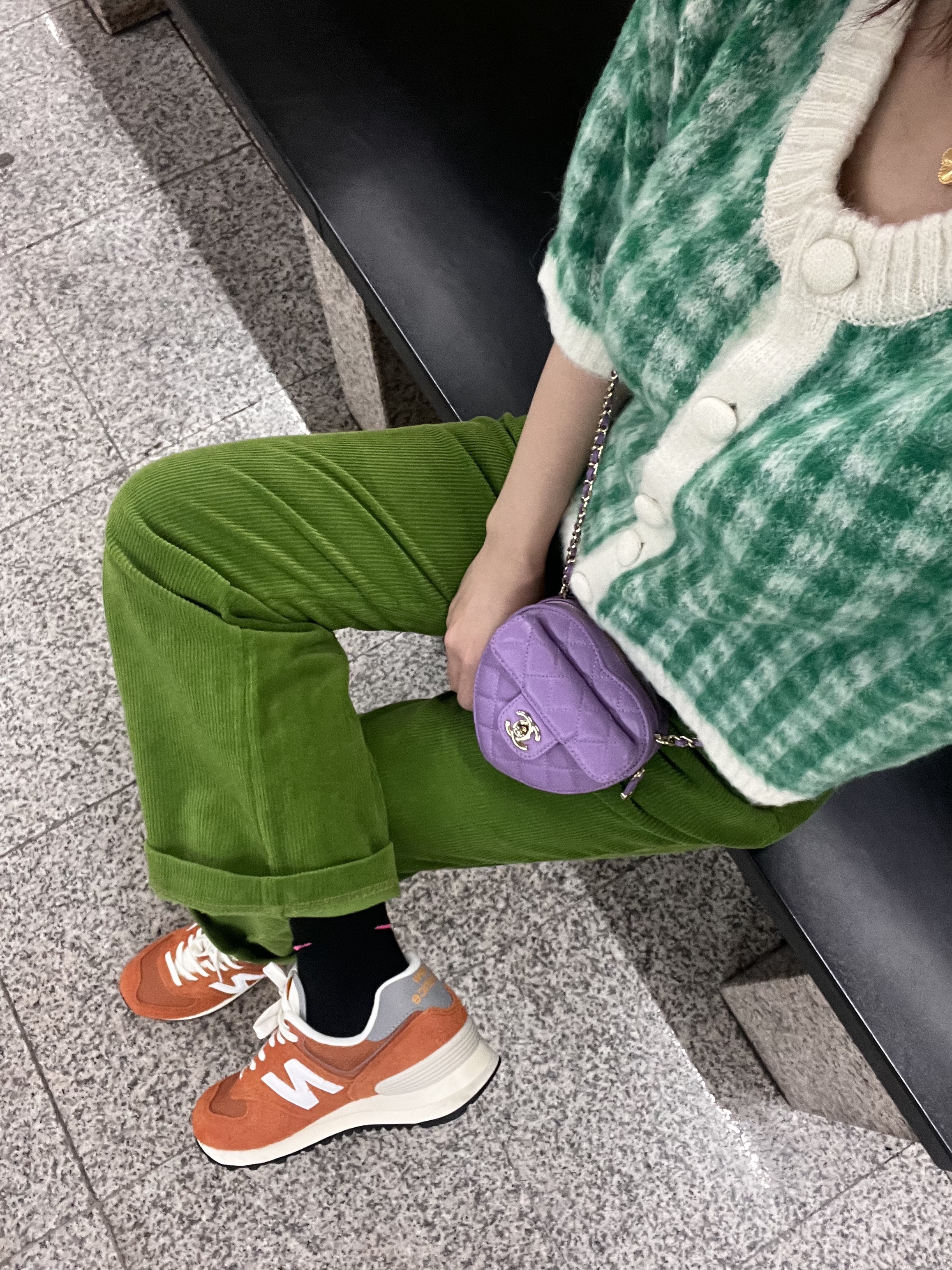 New Balance 574 Heritage Orange Burst White, Chanel Heart Clutch with Chain Lambskin & Gold Purple 착용 스타일 - 1