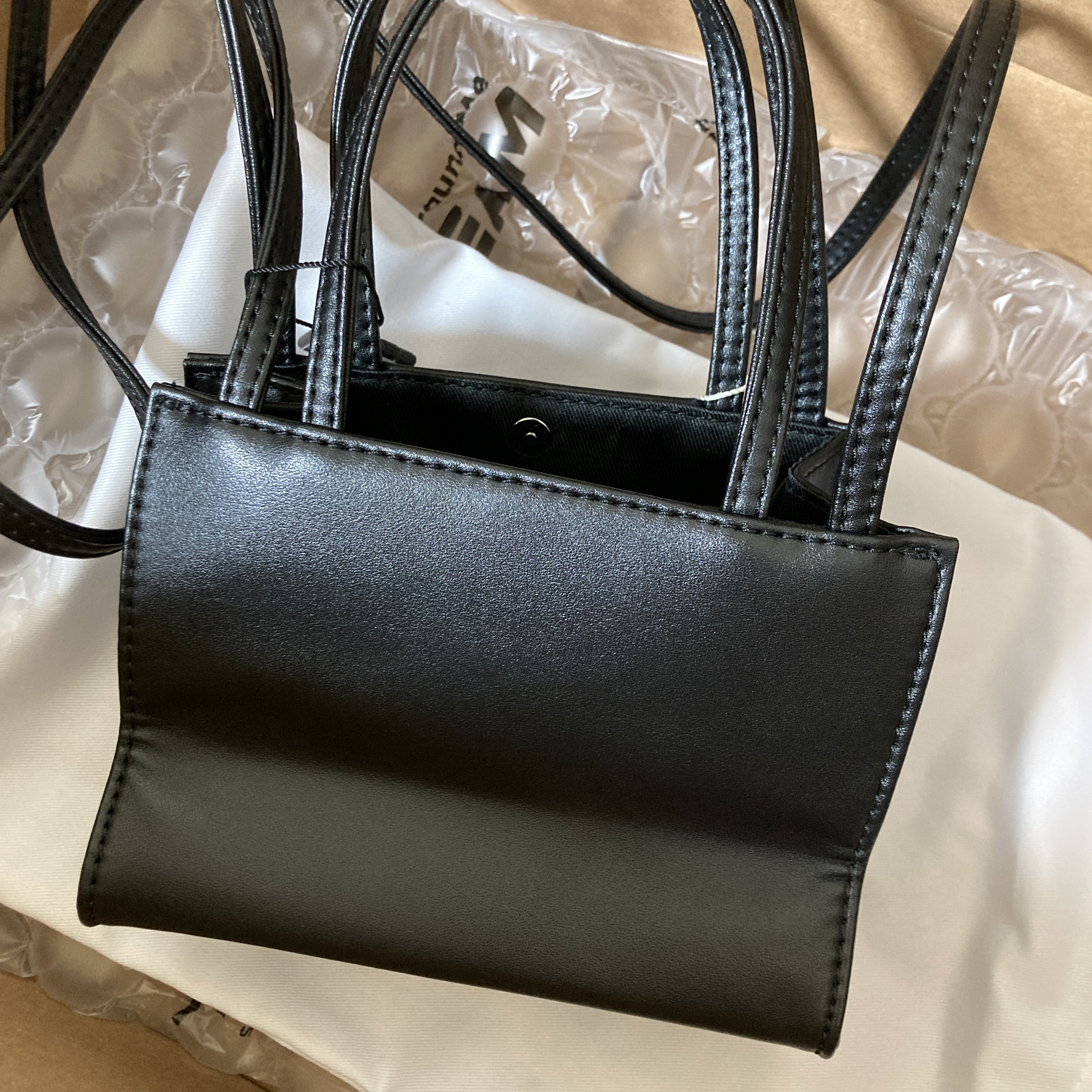 Telfar Small Shopping Bag Black 착용 스타일 - 2