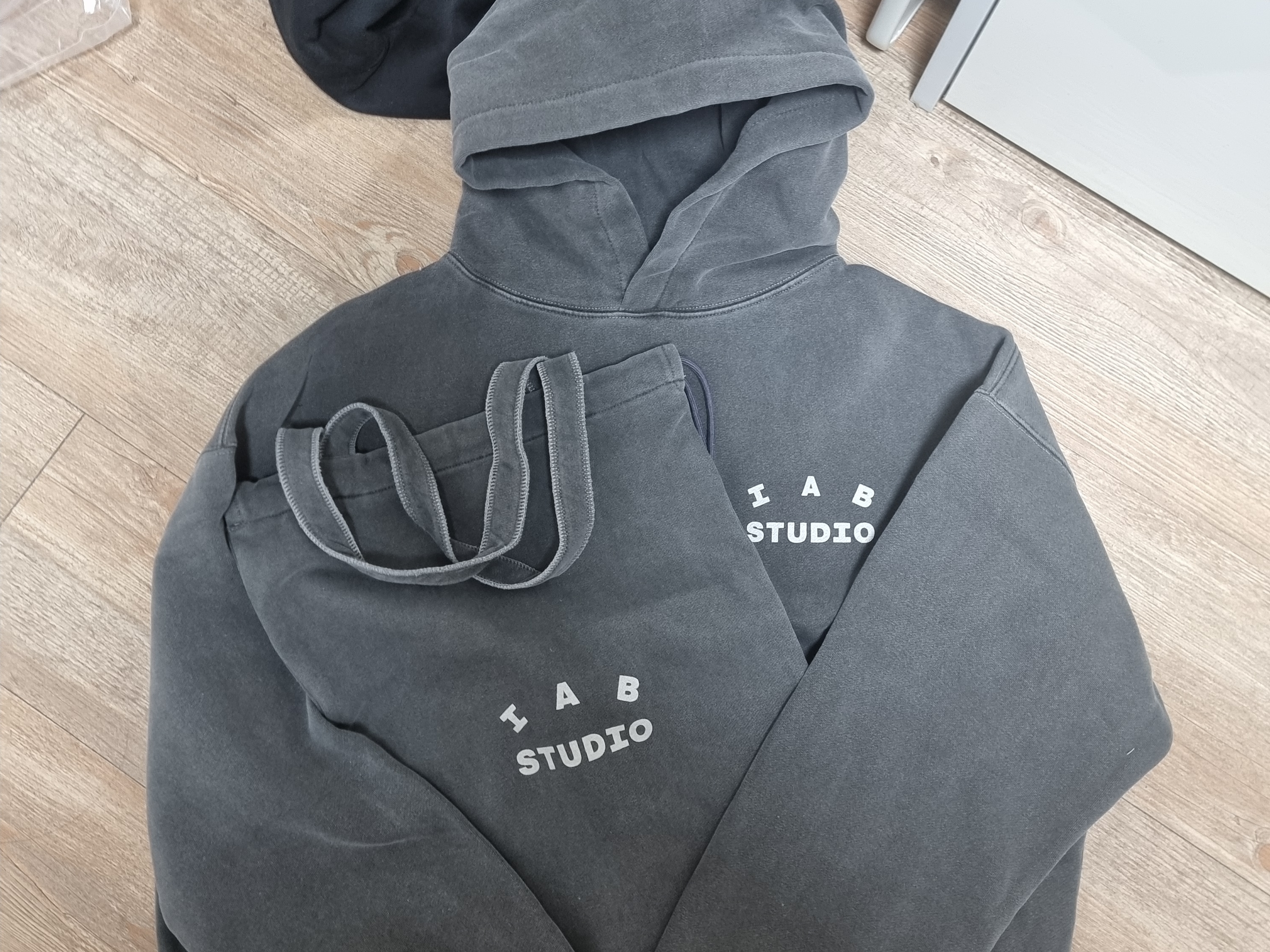 IAB Studio Pigment Hoodie & Sack Black 착용 스타일