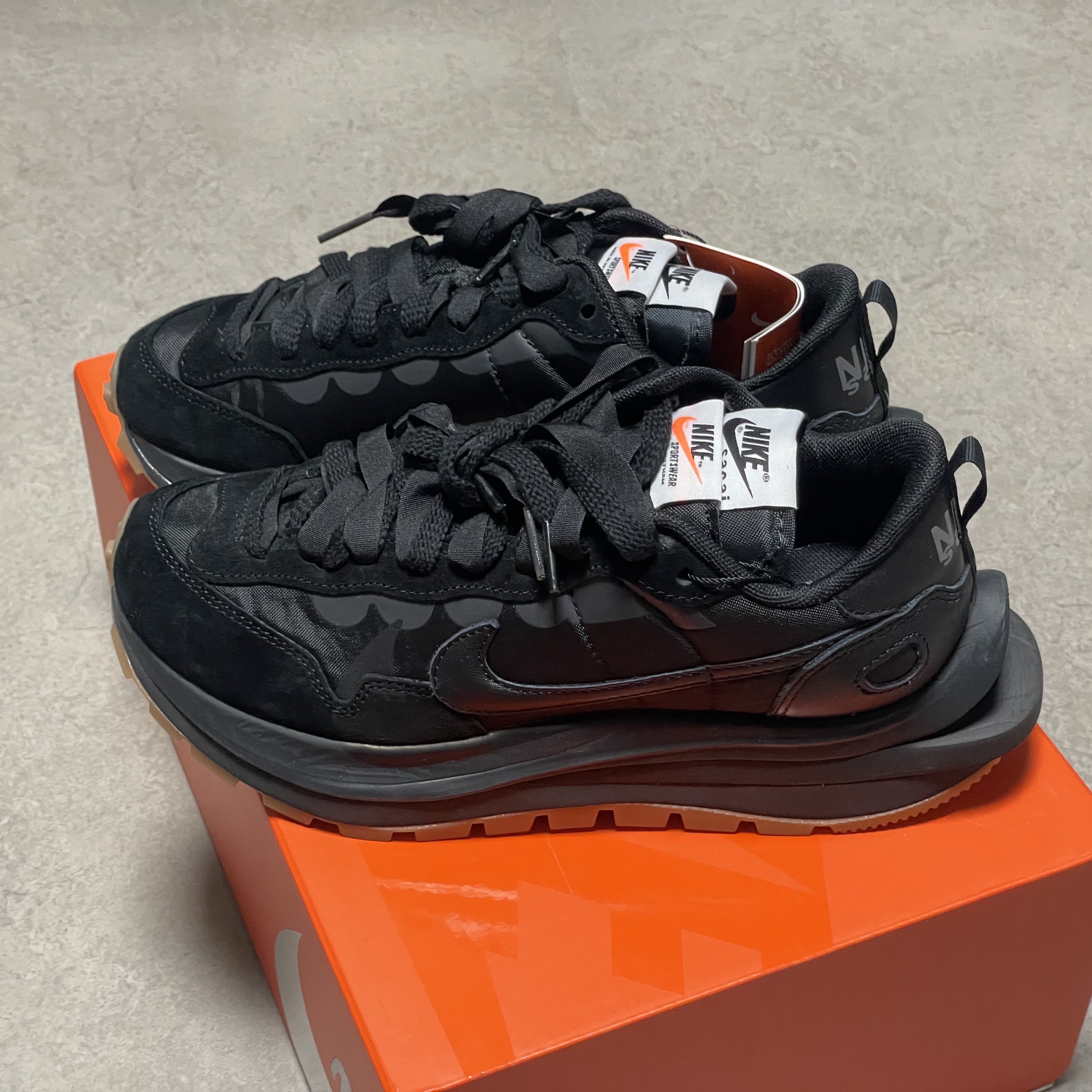 Nike x Sacai VaporWaffle Black and Gum 착용 스타일 - 2