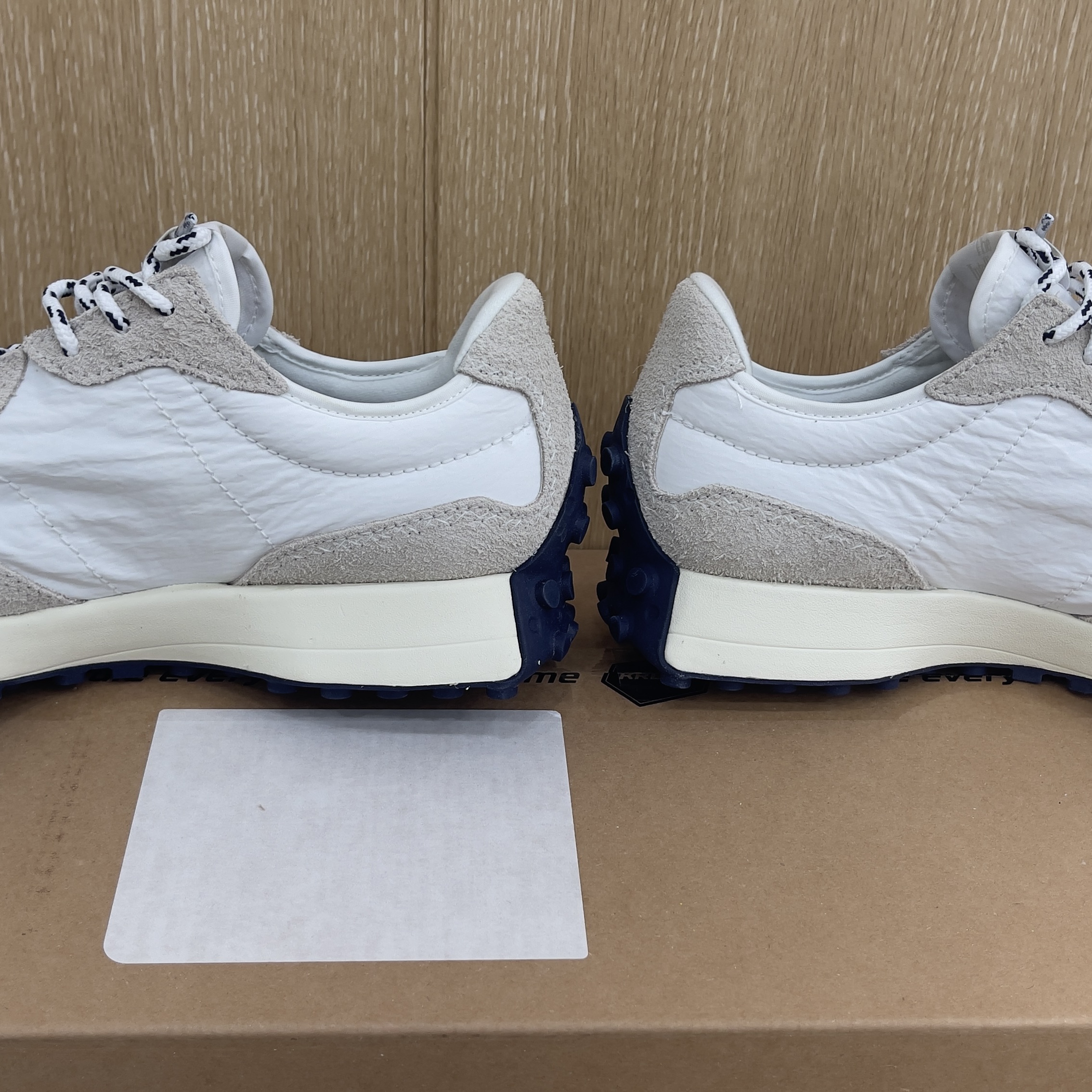 New Balance 327 Moonbeam White 착용 스타일
