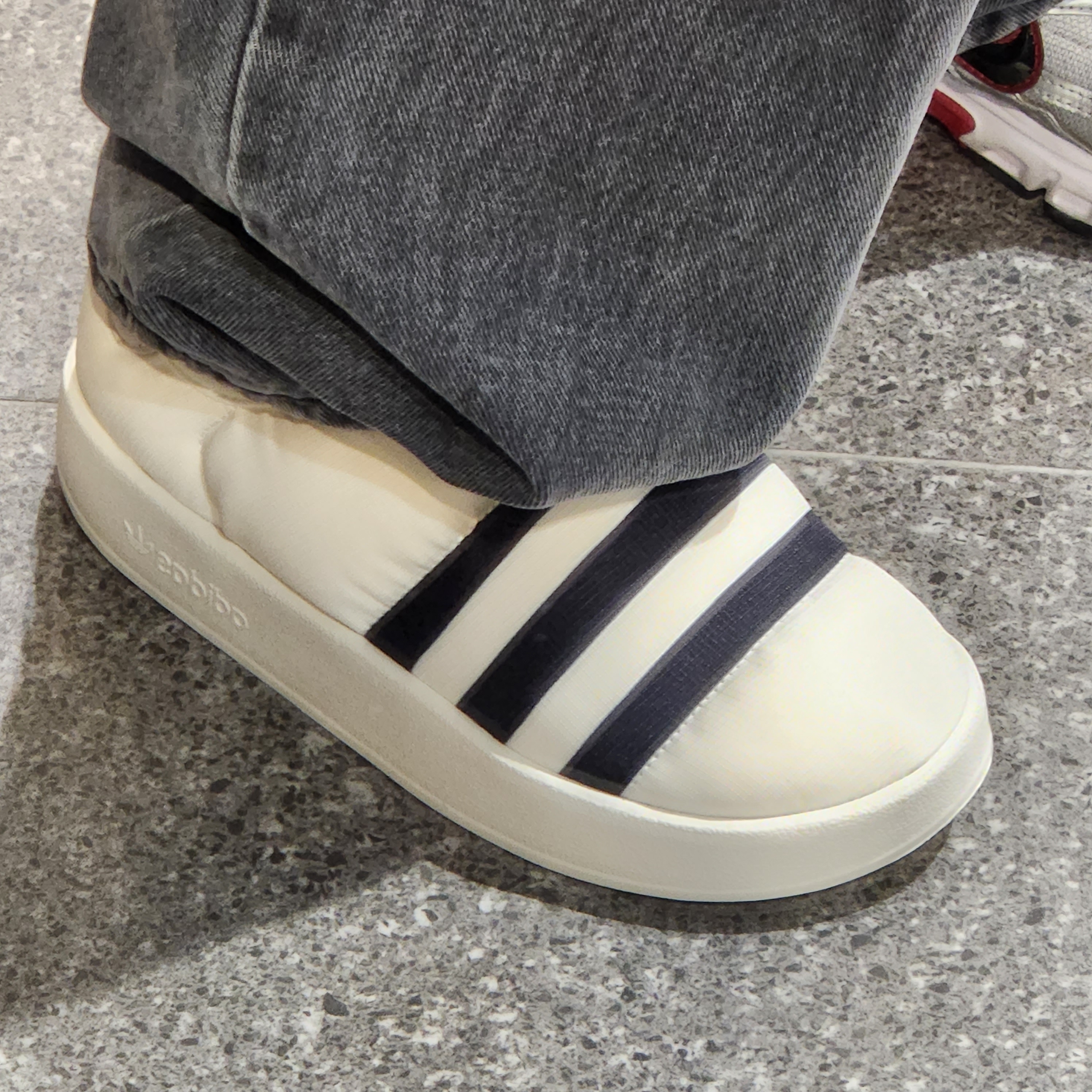 Adidas Puffylette Off White 착용 스타일