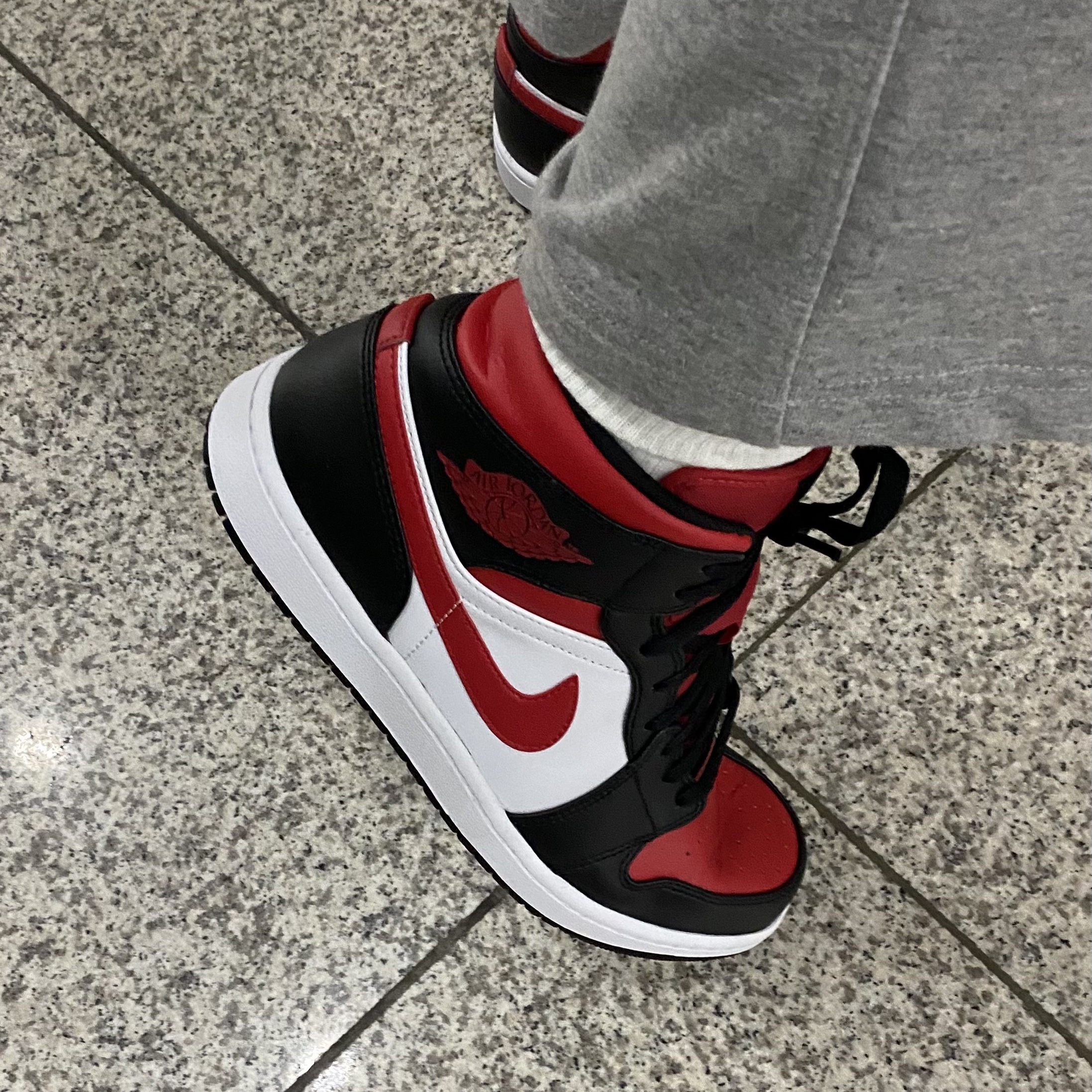 Jordan 1 Mid Black Fire Red, Jordan 3 Retro Dark Iris 착용 스타일 - 2