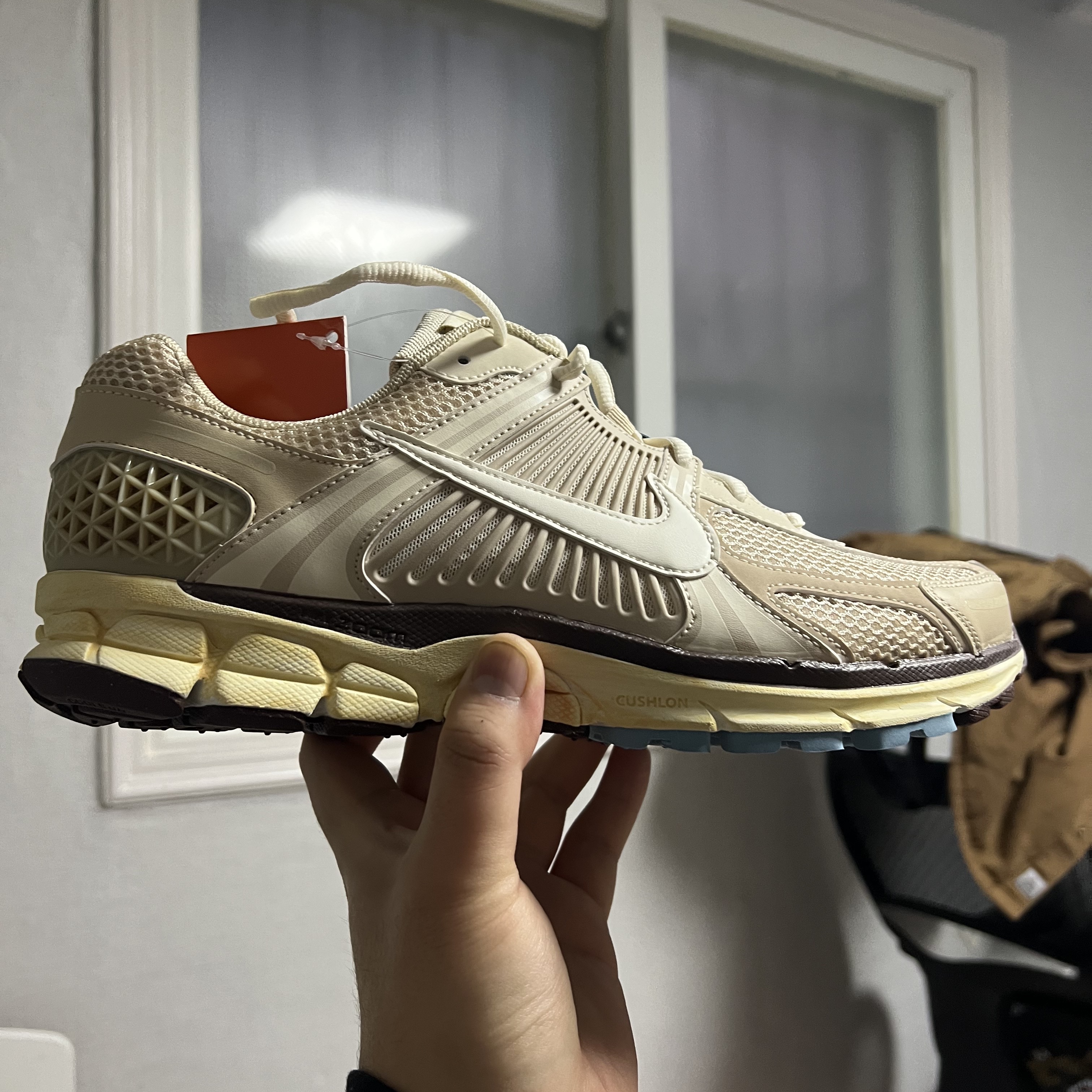 (W) Nike Zoom Vomero 5 Oatmeal 착용 스타일 - 1
