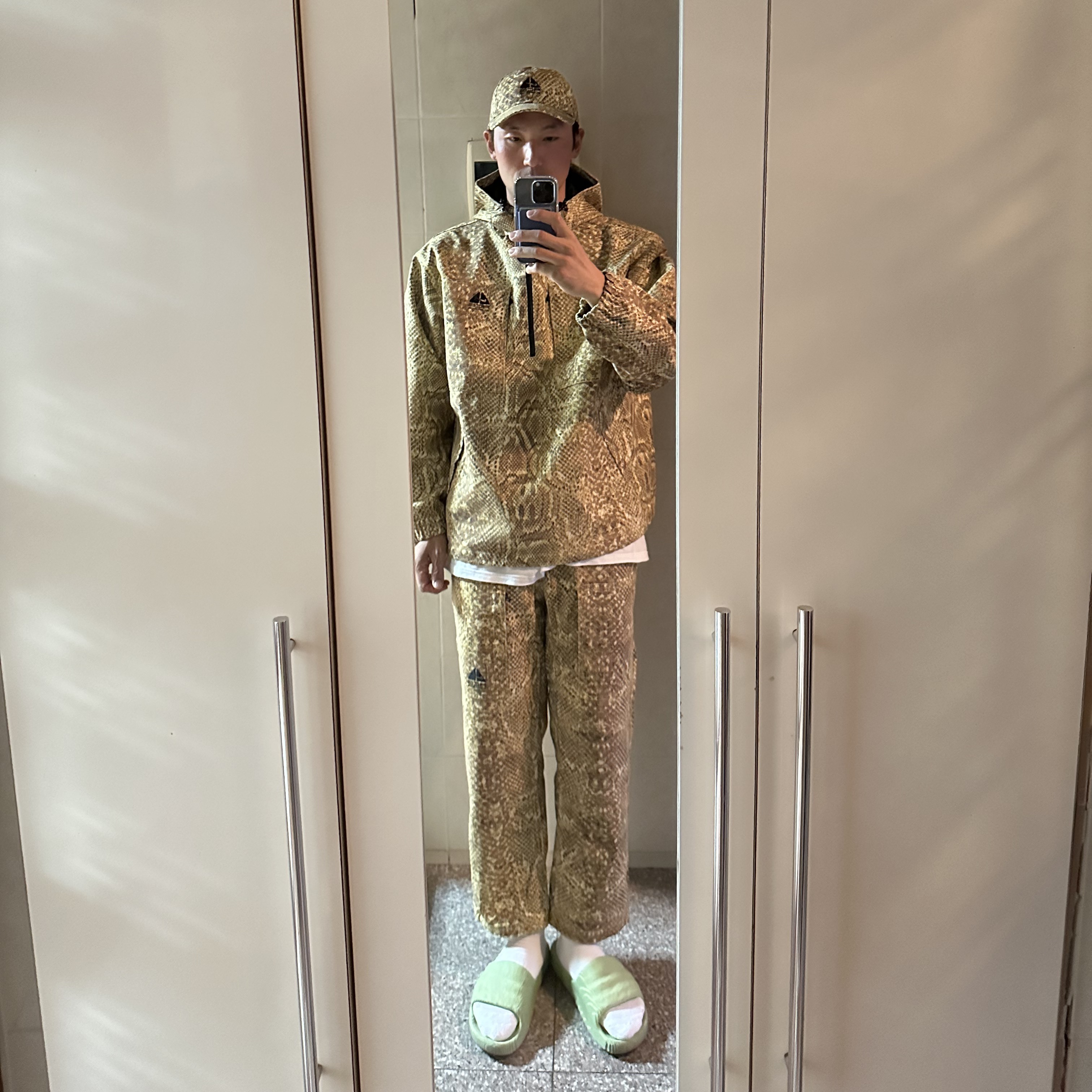 Supreme x Nike ACG Denim Pullover Gold Snakeskin - 22FW, Supreme x Nike ACG Belted Denim Pants Gold Snakeskin - 22FW 착용 스타일