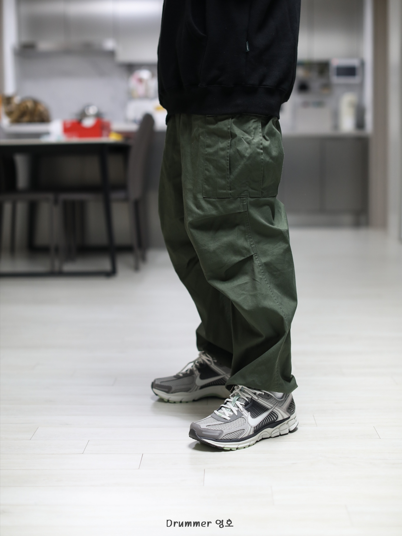 (W) Nike Zoom Vomero 5 Cobblestone and Flat Pewter 착용 스타일 - 1