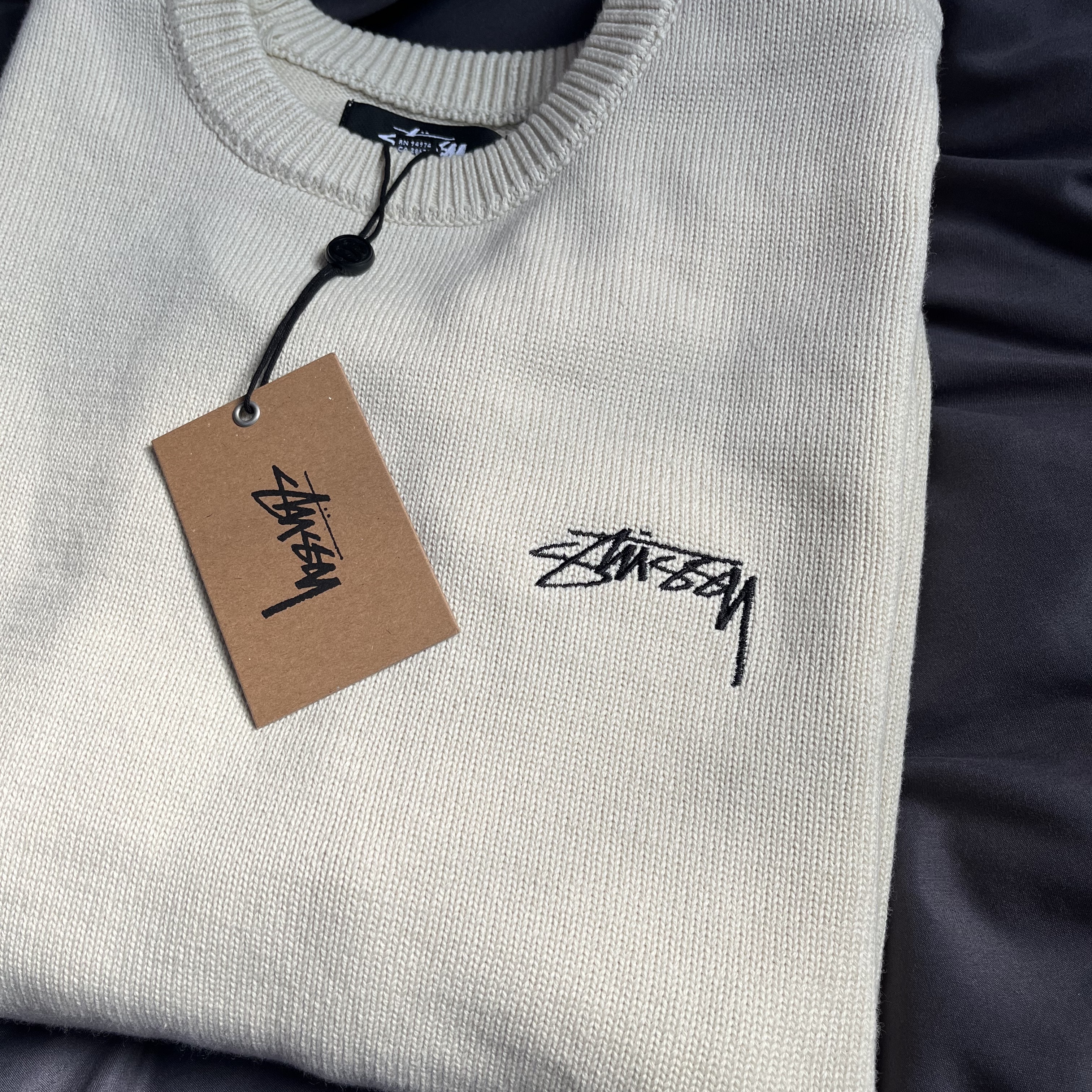 Stussy Care Label Sweater Natural 착용 스타일 - 2