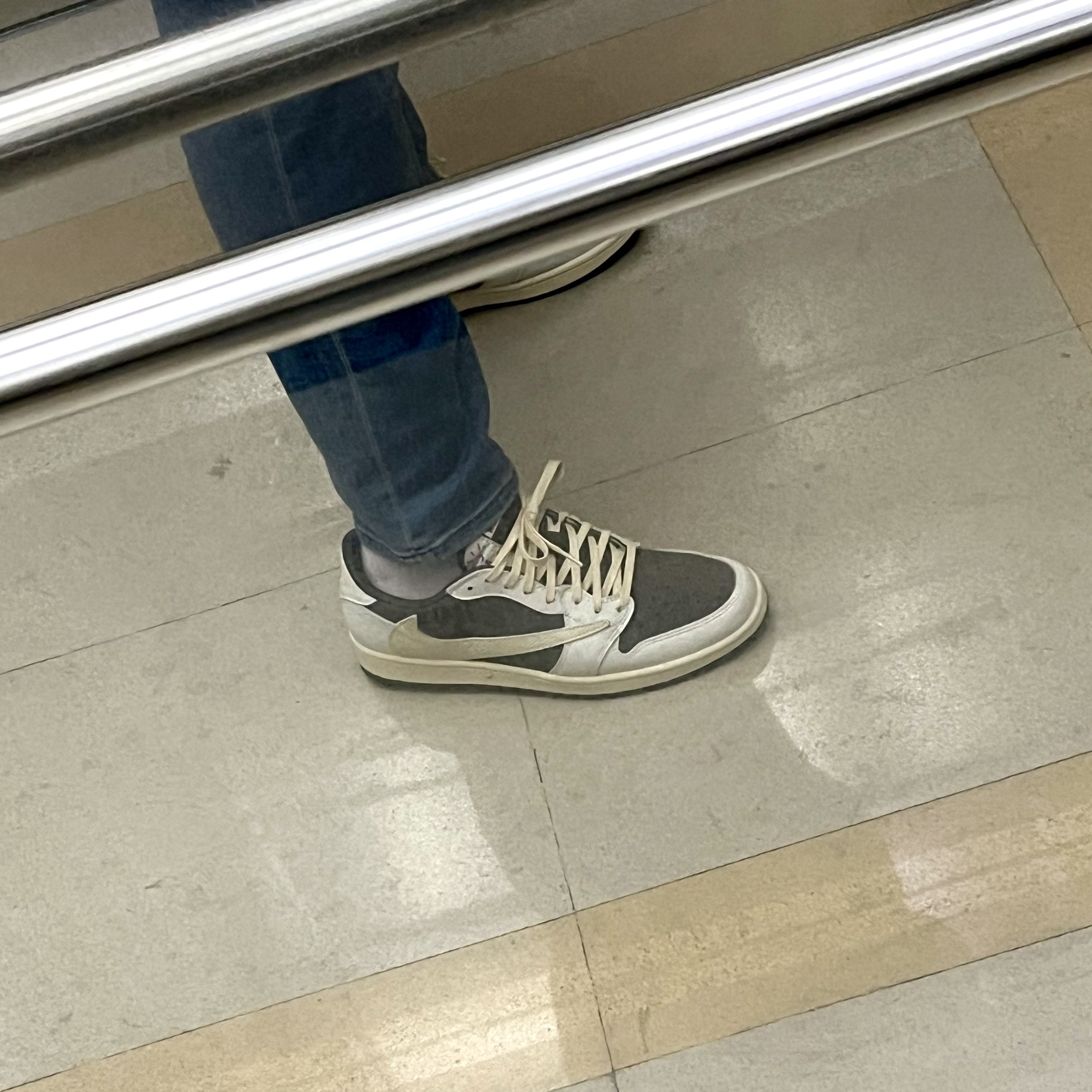 Jordan 1 x Travis Scott Retro Low OG SP Sail and Ridgerock 착용 스타일