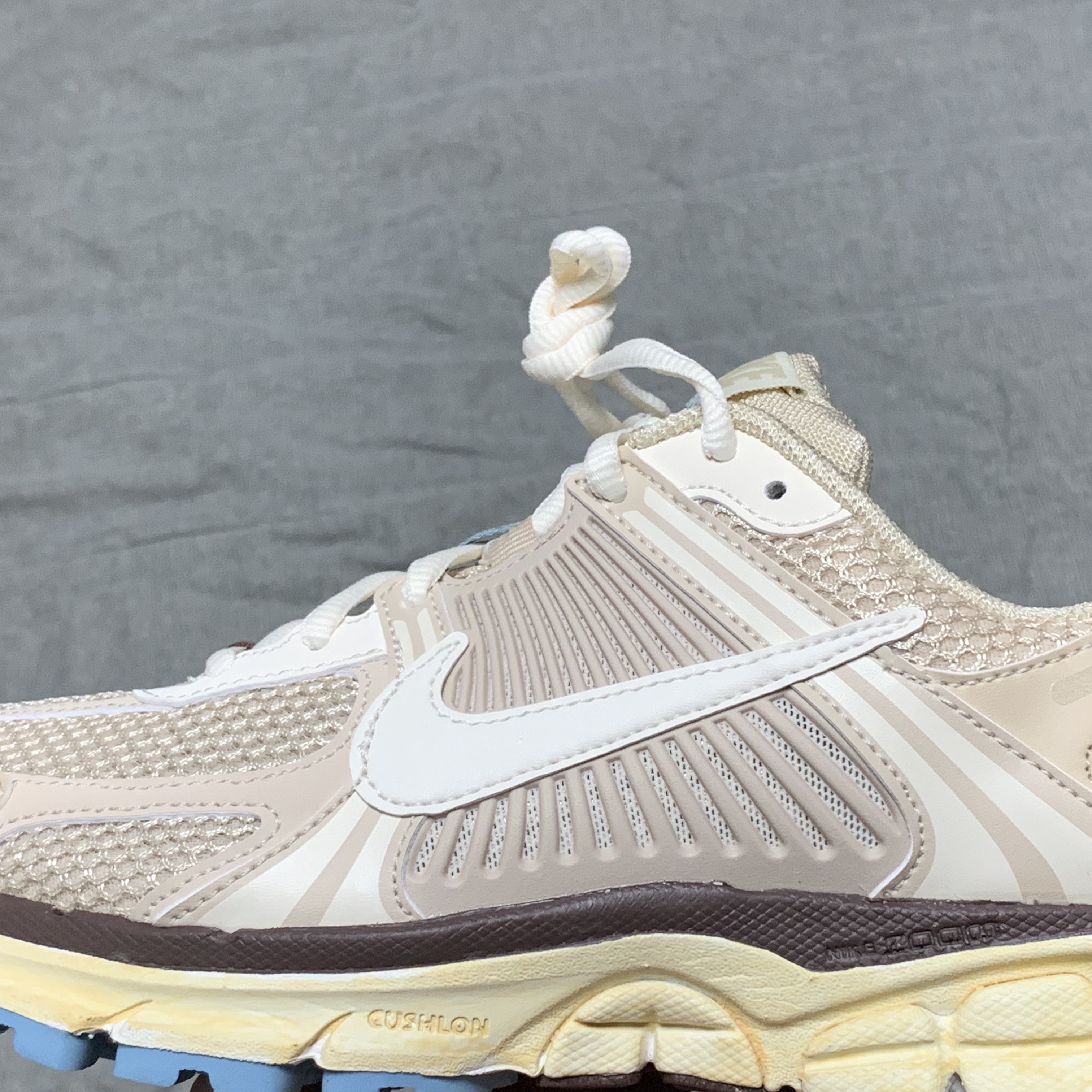 (W) Nike Zoom Vomero 5 Oatmeal 착용 스타일 - 1