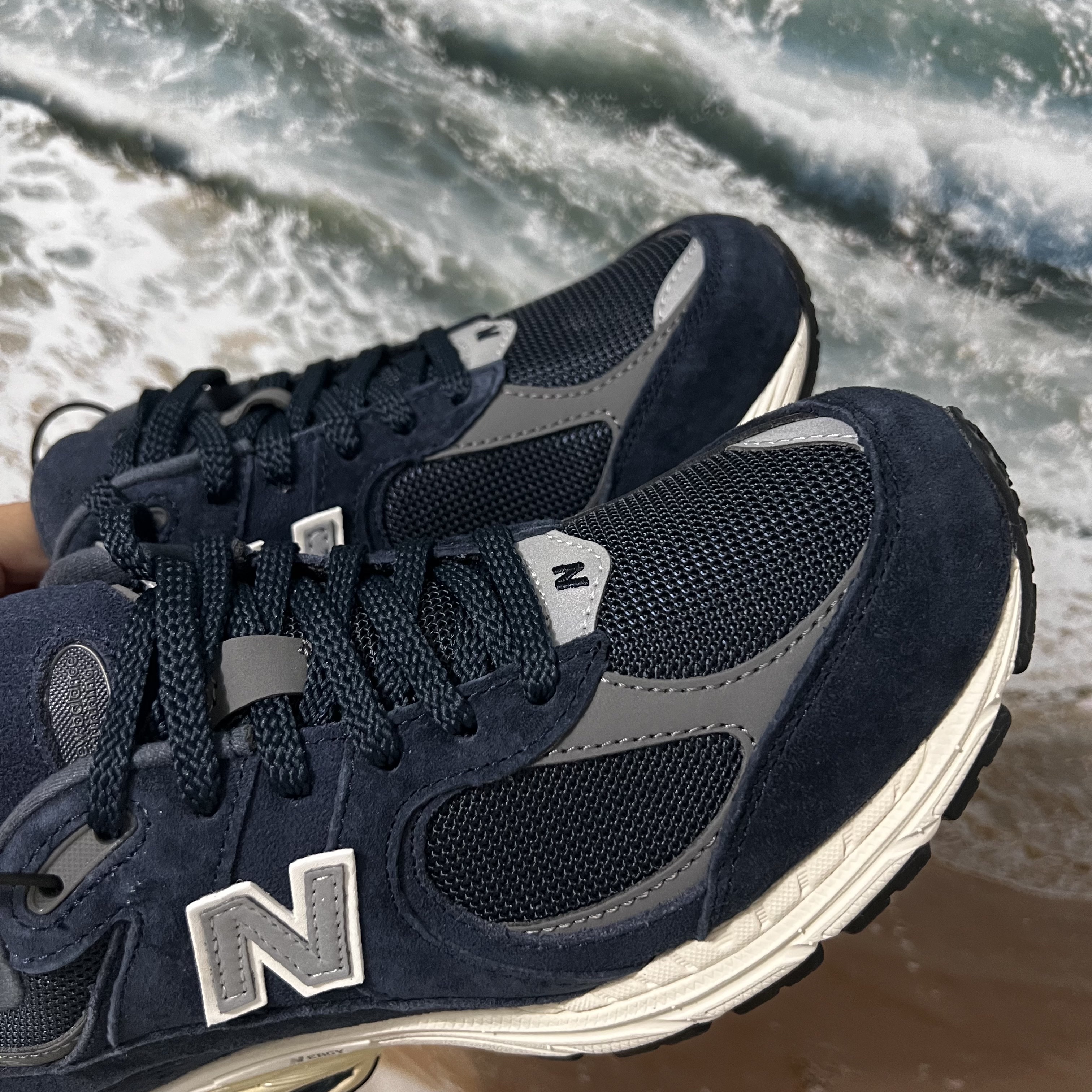 New Balance 2002R Eclipse Castlerock 착용 스타일 - 4
