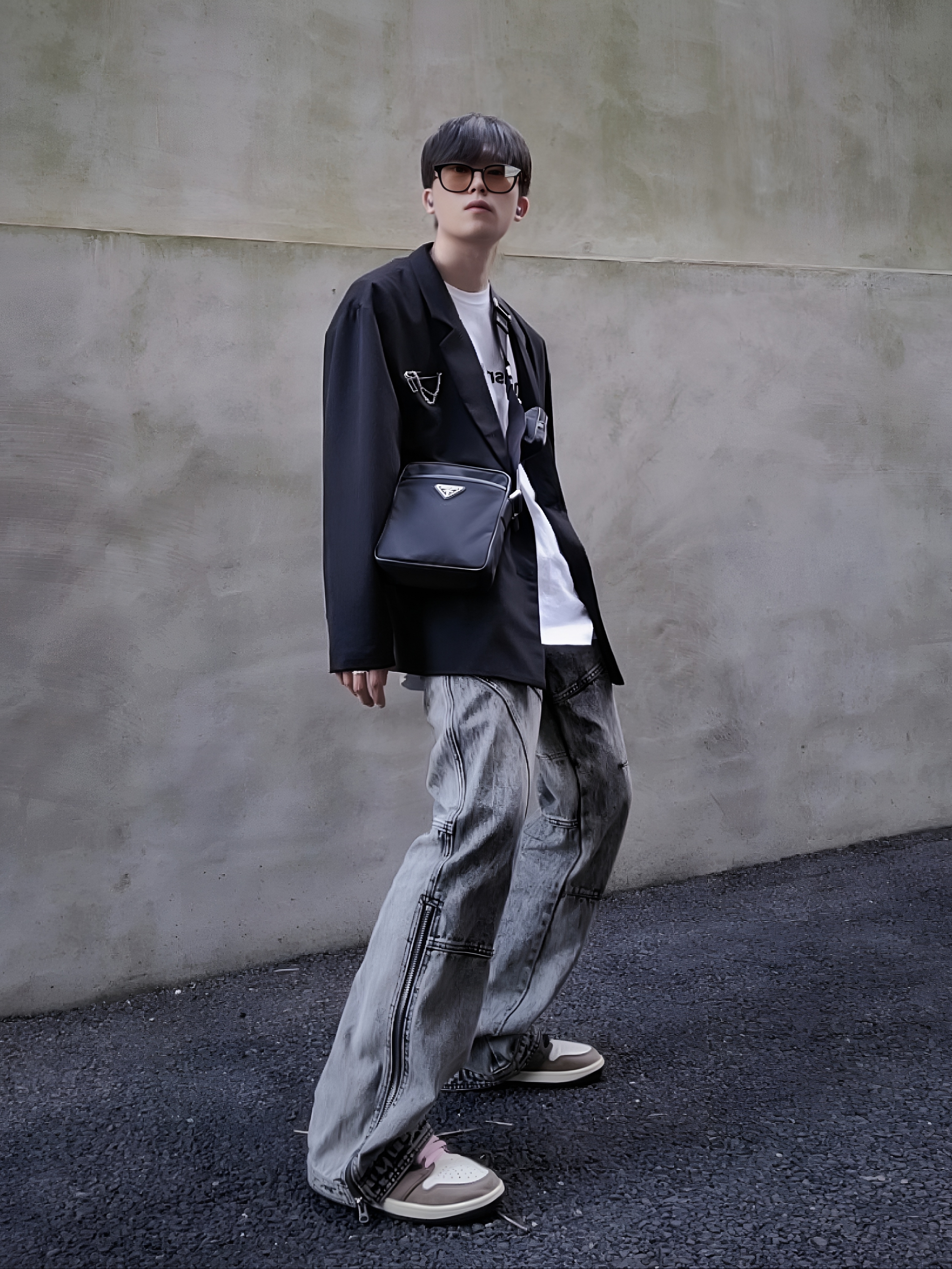 Jordan 1 x Travis Scott Retro High OG SP Mocha, Prada Re-Nylon and Saffiano Leather Shoulder Bag Black 착용 스타일 - 1