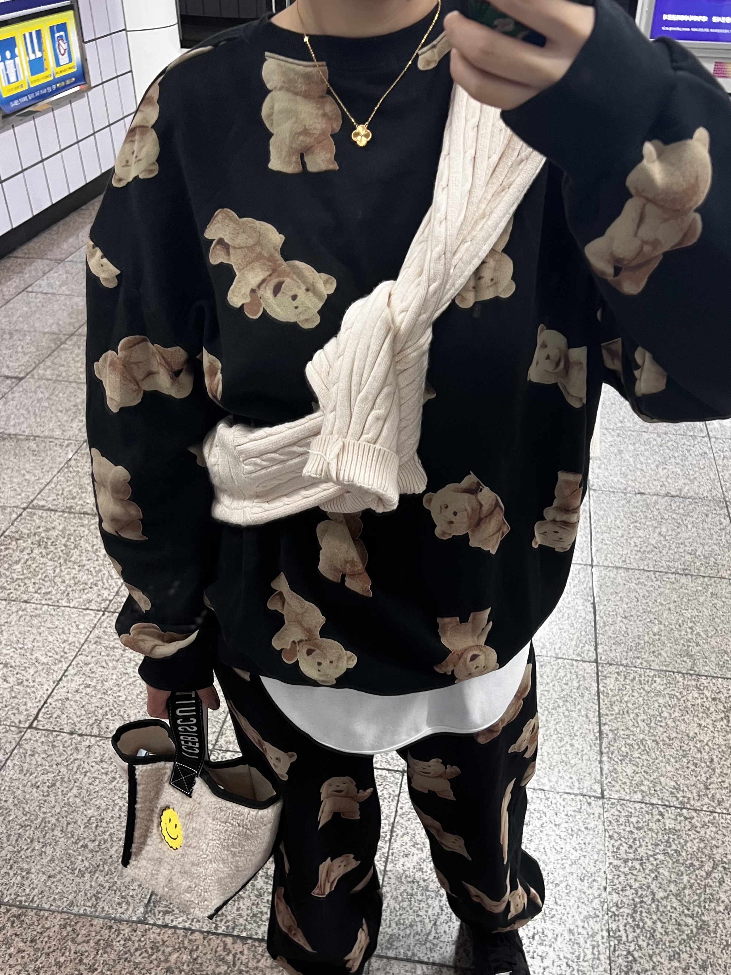 Apple AirPods Max Lightning Silver (Korean Ver.), Nike Air Force 1 '07 Low Triple Black 착용 스타일 - 2