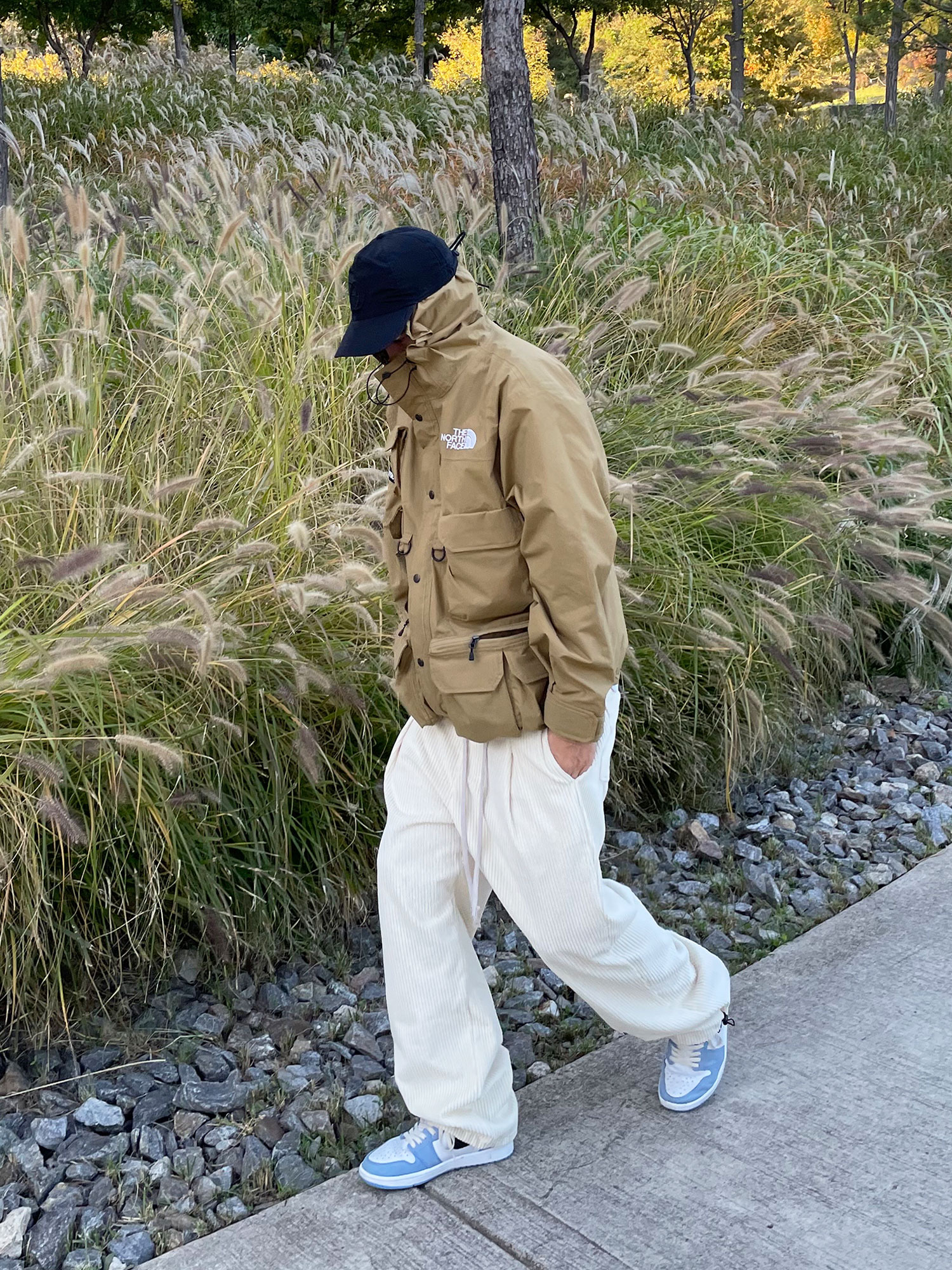 Supreme x The North Face Cargo Jacket Gold - 20SS, Jordan 1 Retro High OG University Blue 착용 스타일