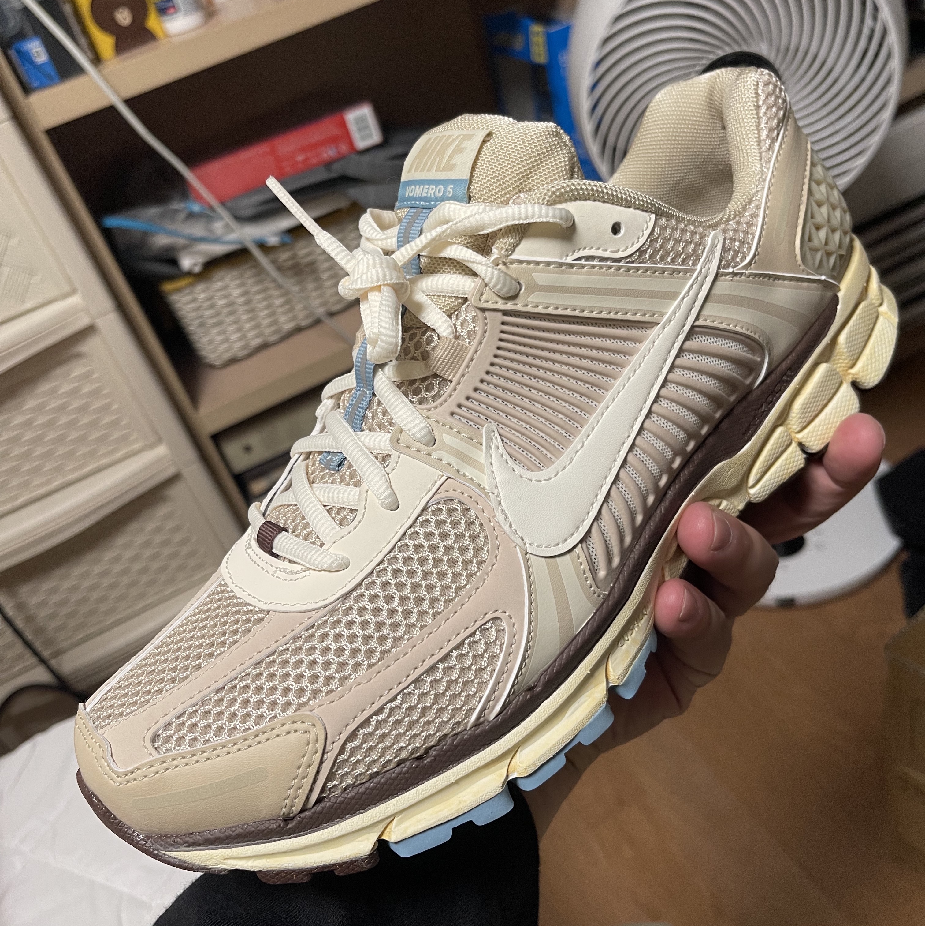 (W) Nike Zoom Vomero 5 Oatmeal 착용 스타일 - 2