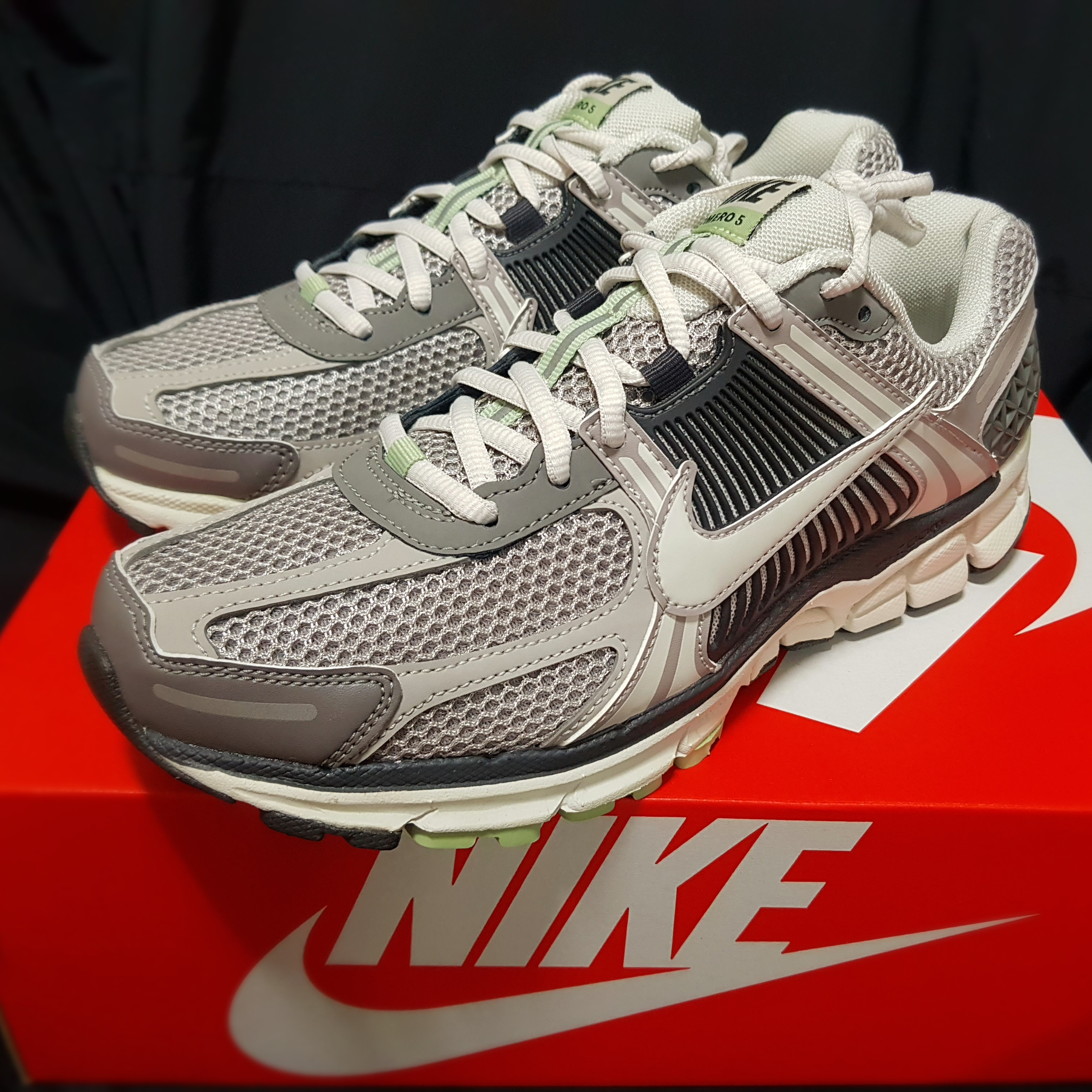 (W) Nike Zoom Vomero 5 Cobblestone and Flat Pewter 착용 스타일