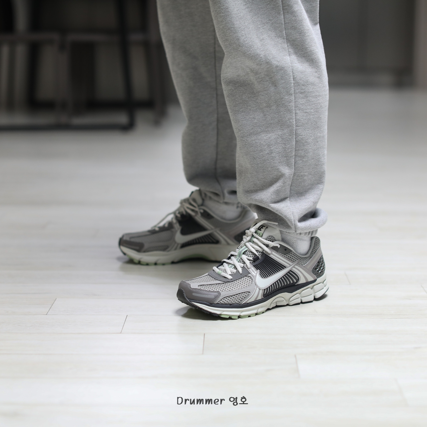 (W) Nike Zoom Vomero 5 Cobblestone and Flat Pewter 착용 스타일 - 1