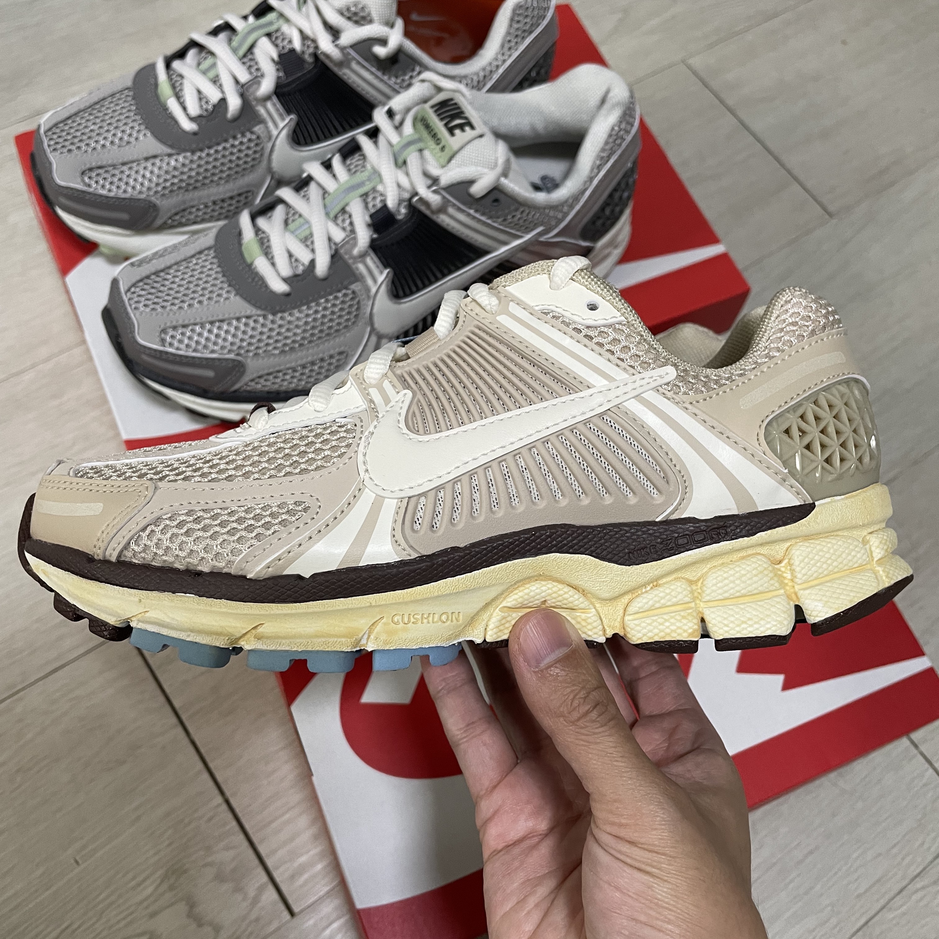 (W) Nike Zoom Vomero 5 Oatmeal, (W) Nike Zoom Vomero 5 Cobblestone and Flat Pewter 착용 스타일 - 3