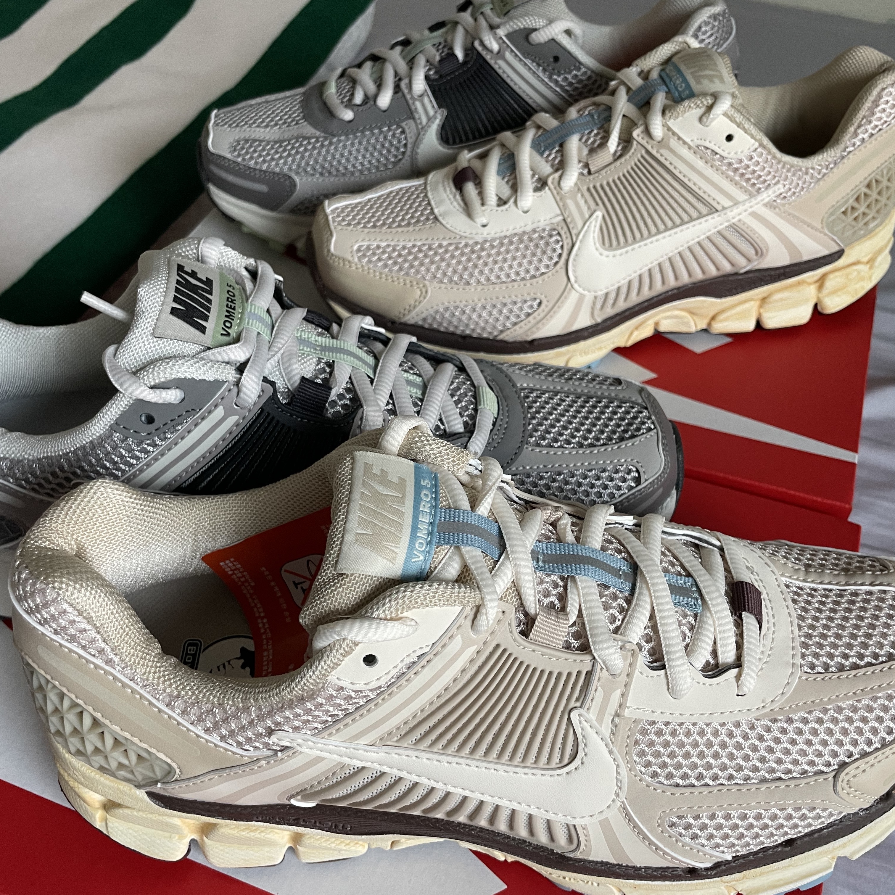 (W) Nike Zoom Vomero 5 Cobblestone and Flat Pewter, (W) Nike Zoom Vomero 5 Oatmeal 착용 스타일 - 1