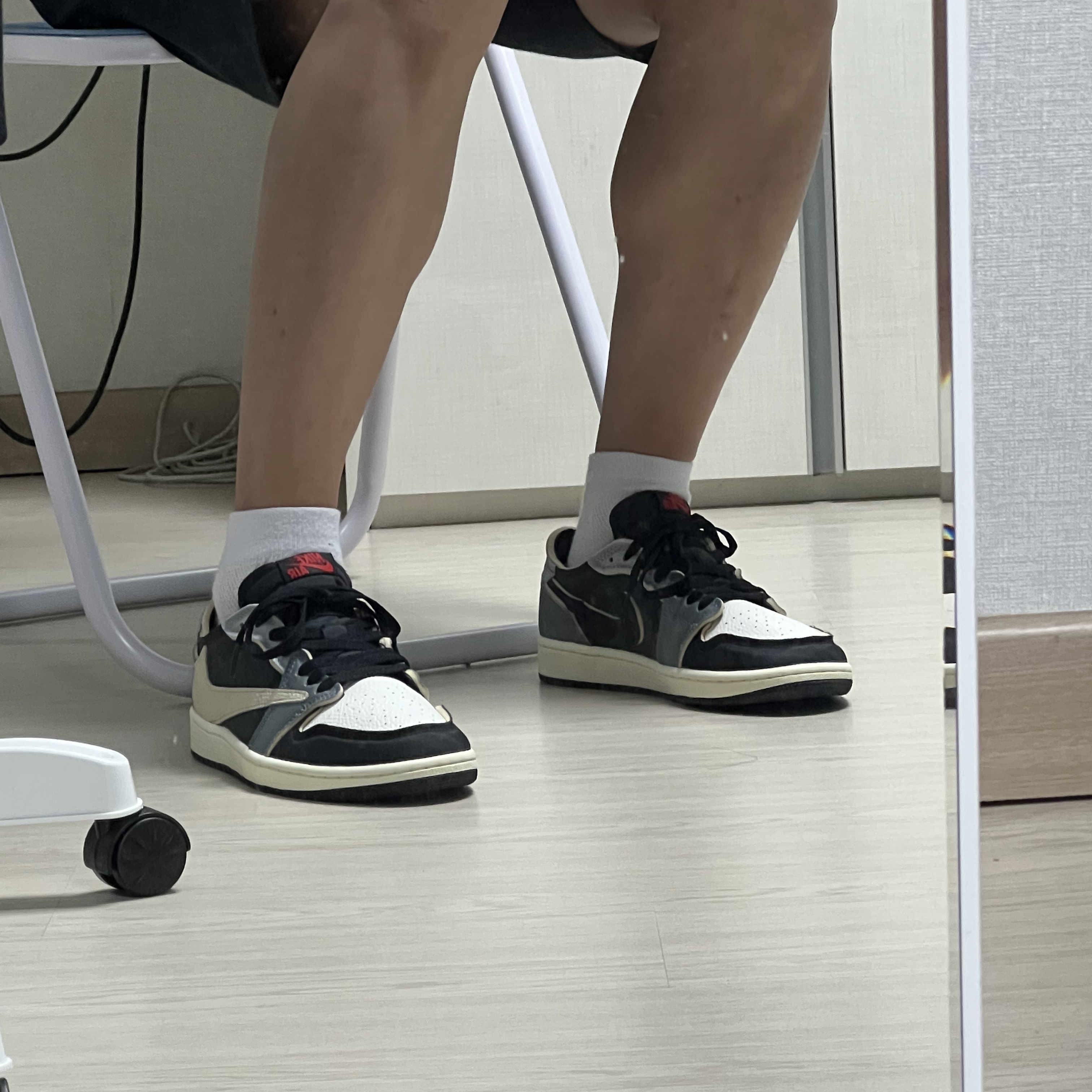 Jordan 1 Retro Low OG EX Black and Smoke Grey 착용 스타일 - 3