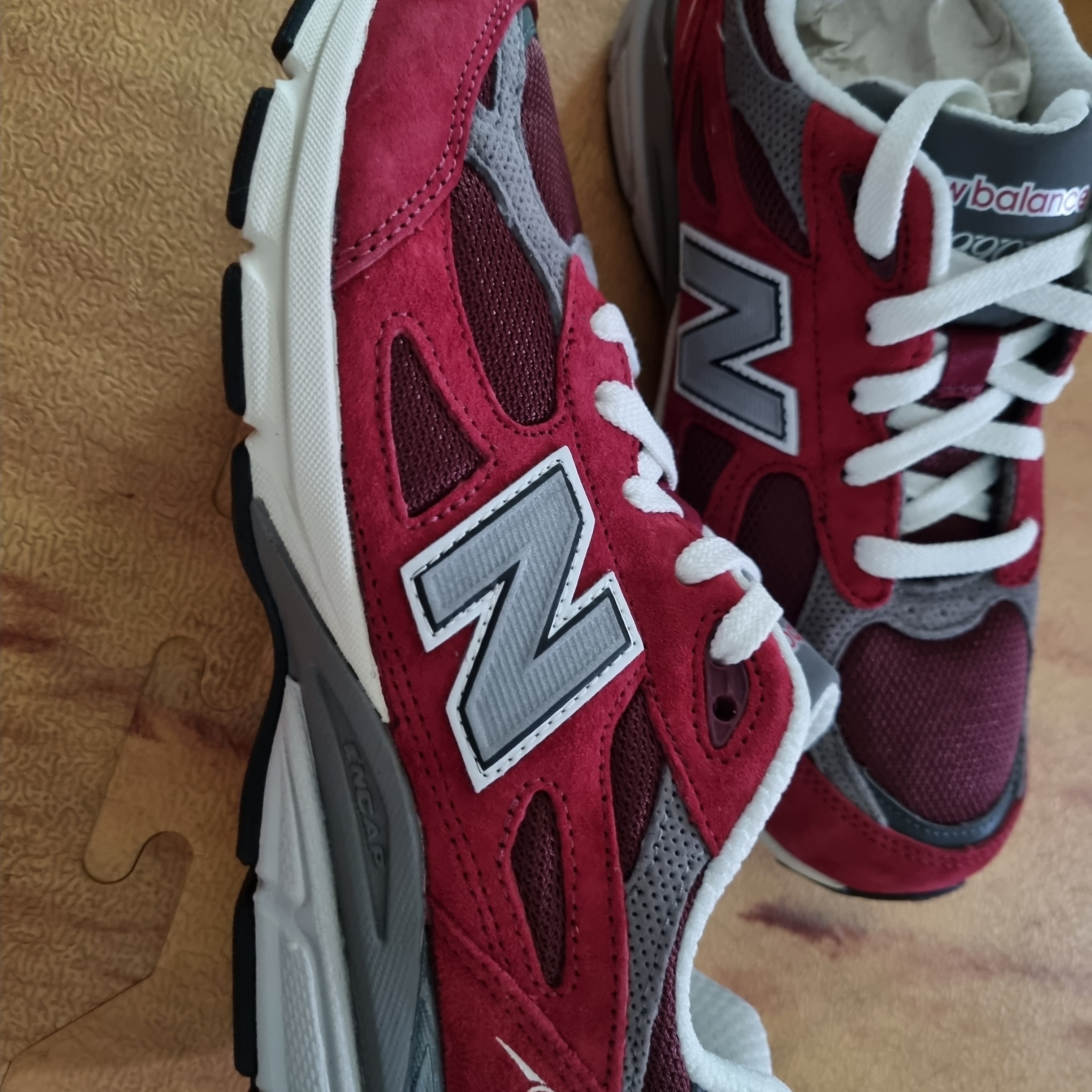 New Balance 990v3 Made in USA Scarlet Marblehead 착용 스타일 - 1