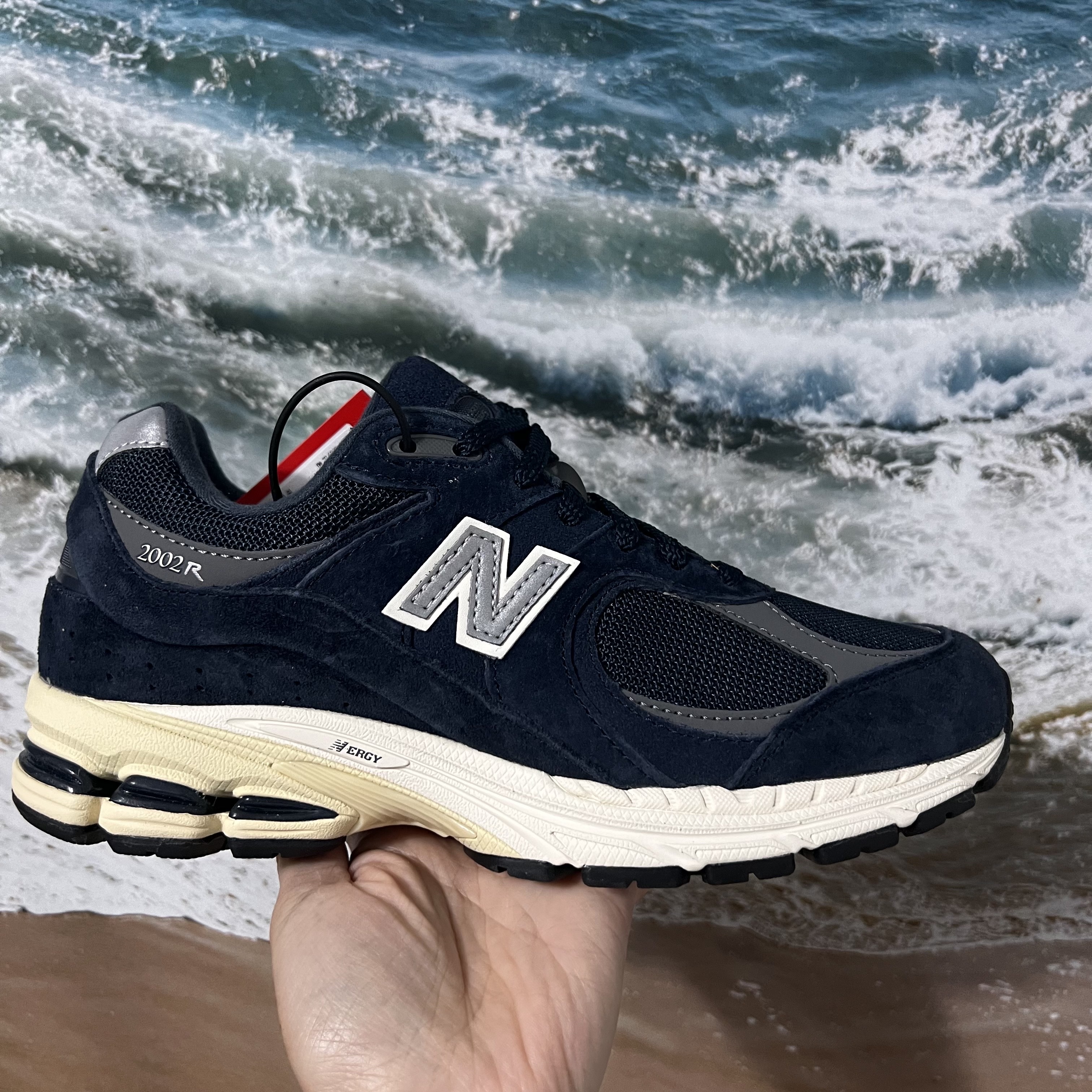 New Balance 2002R Eclipse Castlerock 착용 스타일 - 1