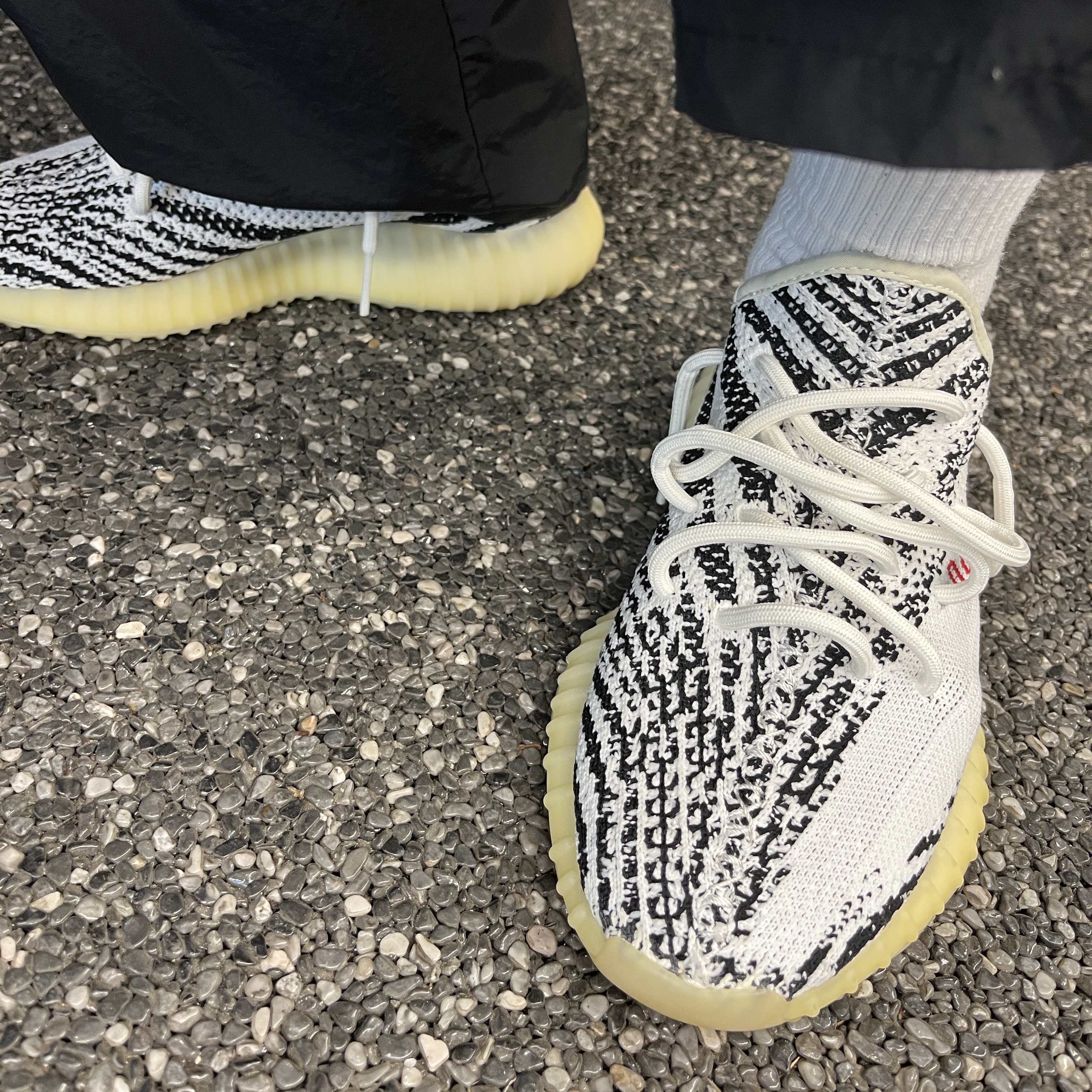 Adidas Yeezy Boost 350 V2 Zebra 2017/2019/2020 착용 스타일 - 2