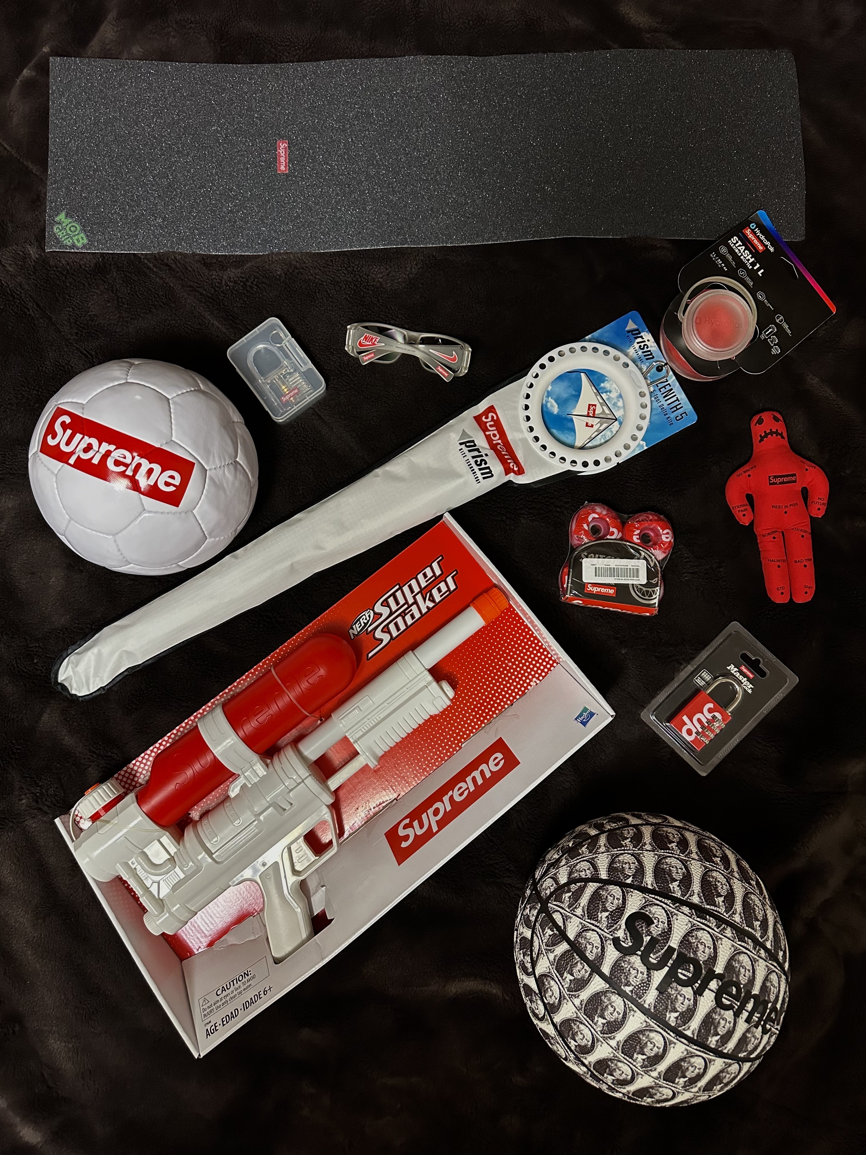 Supreme x Umbro Soccer Ball White - 22SS, Supreme Spalding Washington Basketball White - 20FW 착용 스타일