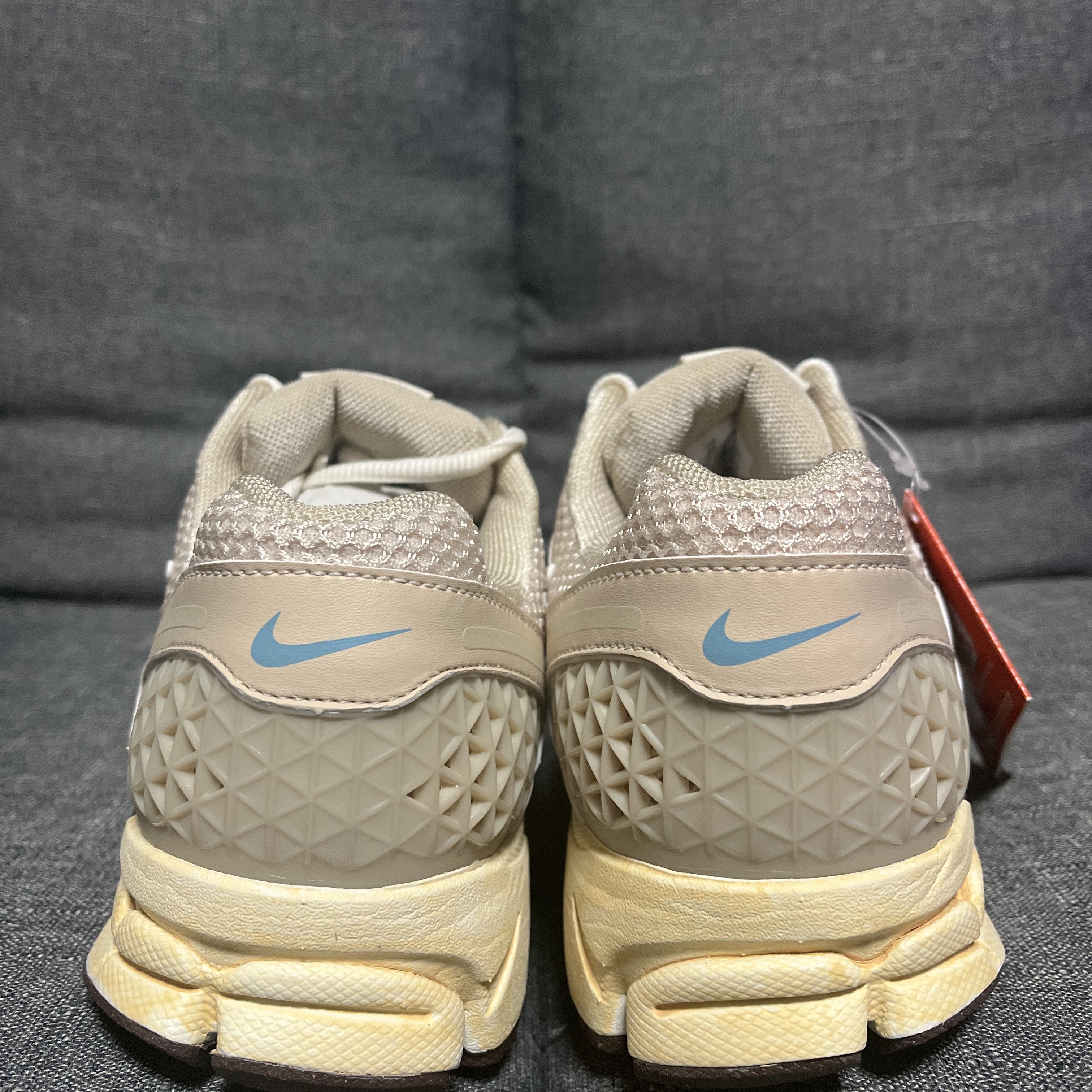 (W) Nike Zoom Vomero 5 Oatmeal 착용 스타일 - 3